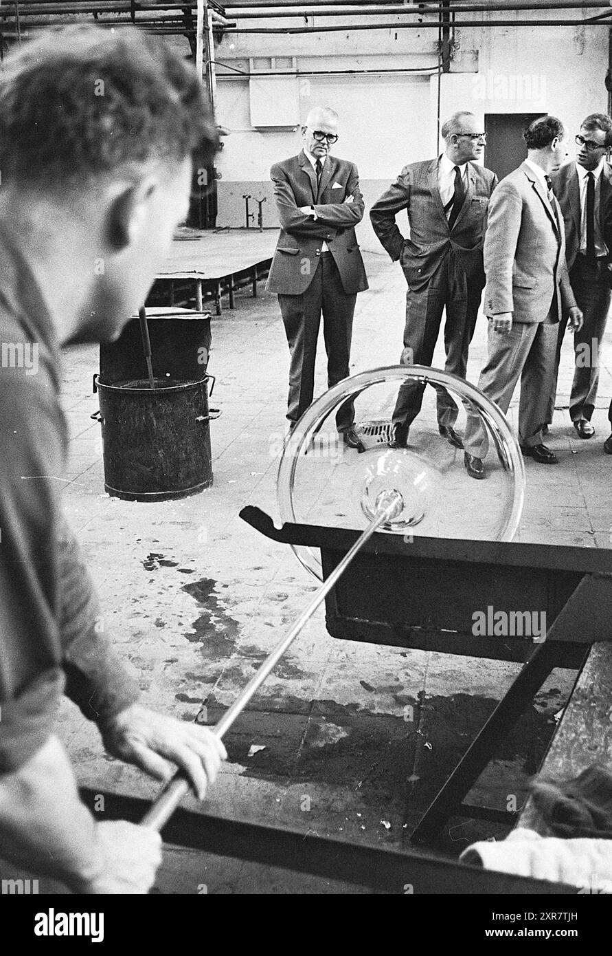 Visita soffiaggio vetro, vetro colorato, vetro soffiato, vetro in generale, 14-06-1967, Whizgle Dutch News: immagini storiche su misura per il futuro. Esplora il passato dei Paesi Bassi con prospettive moderne attraverso le immagini delle agenzie olandesi. Colmare gli eventi di ieri con gli approfondimenti di domani. Intraprendi un viaggio senza tempo con storie che plasmano il nostro futuro. Foto Stock