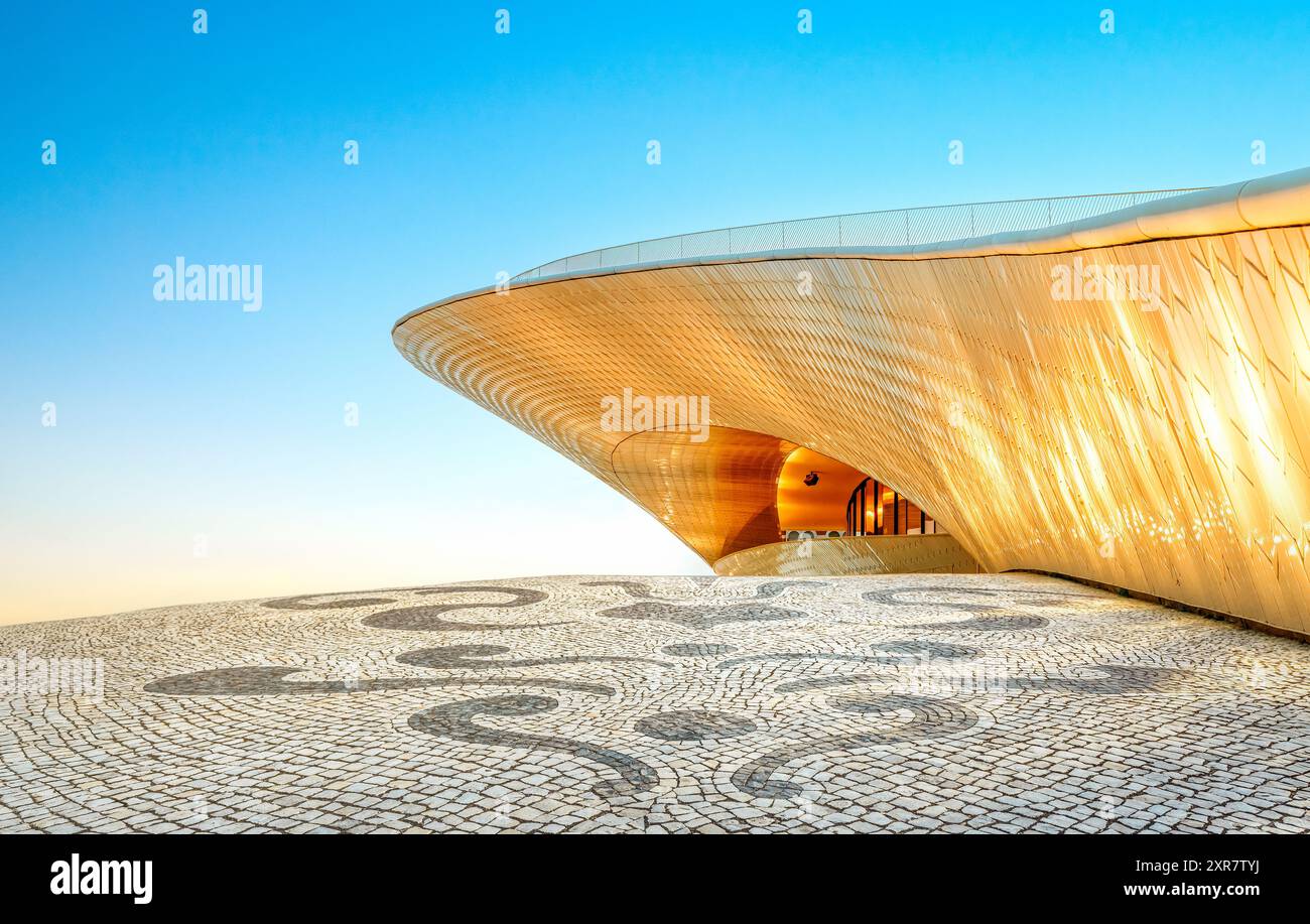 Portogallo, Lisbona - Museo MAAT al tramonto a Belen, Lisboa - tipica pavimentazione portoghese. Foto Stock