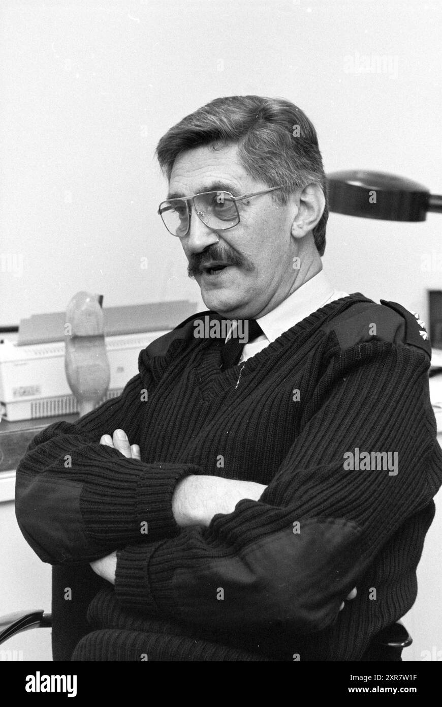 Beerman della polizia militare di IJmuiden, IJmuiden, Paesi Bassi, 07-02-1991, Whizgle Dutch News: Immagini storiche su misura per il futuro. Esplora il passato dei Paesi Bassi con prospettive moderne attraverso le immagini delle agenzie olandesi. Colmare gli eventi di ieri con gli approfondimenti di domani. Intraprendi un viaggio senza tempo con storie che plasmano il nostro futuro. Foto Stock