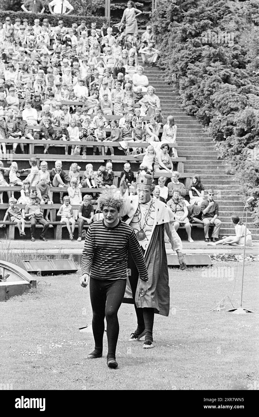 Teatro per bambini, teatro all'aperto, teatro all'aperto, 09-07-1968, Whizgle Dutch News: Immagini storiche su misura per il futuro. Esplora il passato dei Paesi Bassi con prospettive moderne attraverso le immagini delle agenzie olandesi. Colmare gli eventi di ieri con gli approfondimenti di domani. Intraprendi un viaggio senza tempo con storie che plasmano il nostro futuro. Foto Stock