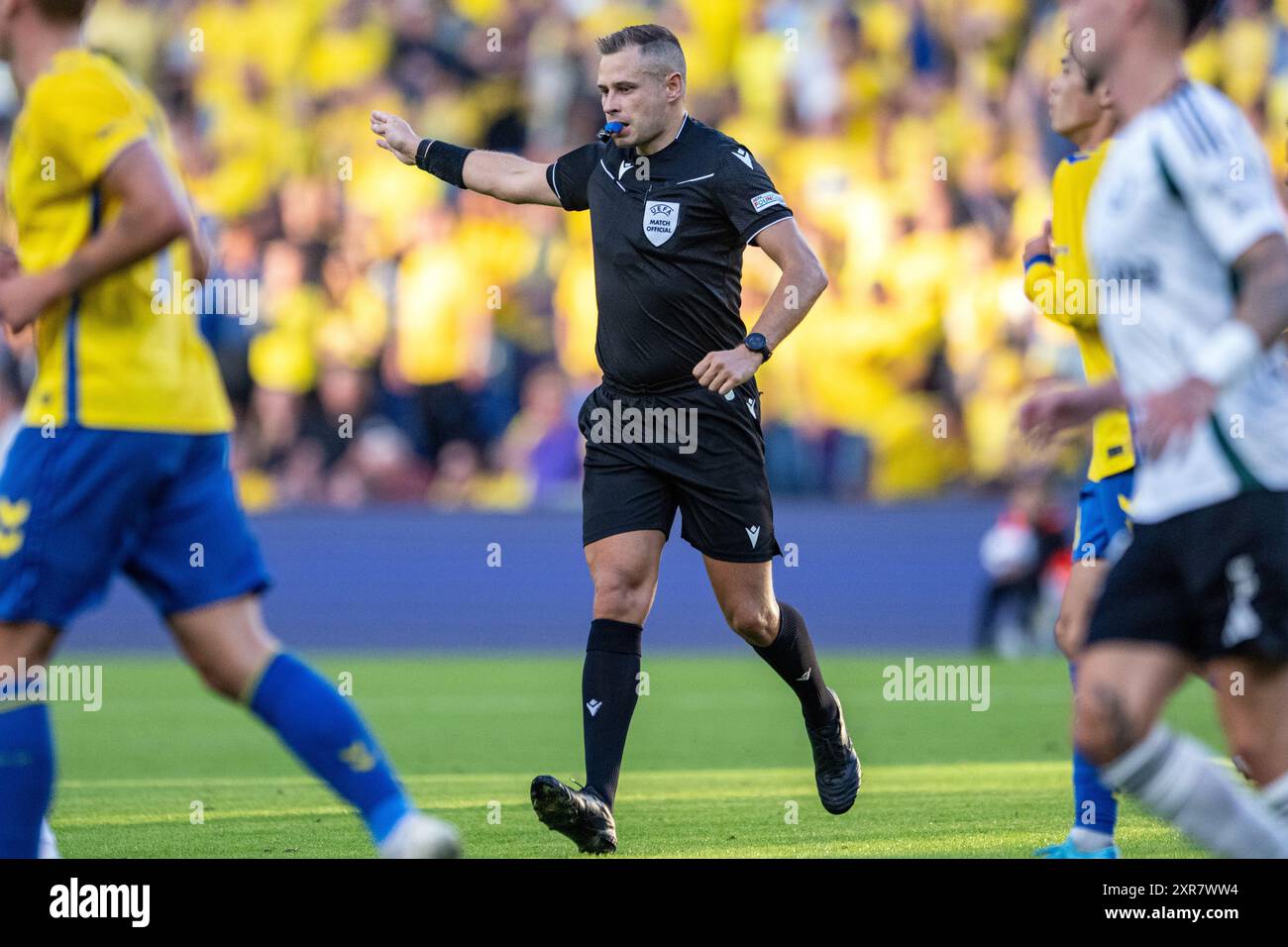 Broendby, Danimarca. 8 agosto 2024. L'arbitro Martin Dohal ha visto durante la partita di qualificazione della UEFA Conference League tra Broendby IF e Legia Warszawa al Broendby Stadion di Broendby. Credito: Gonzales Photo/Alamy Live News Foto Stock