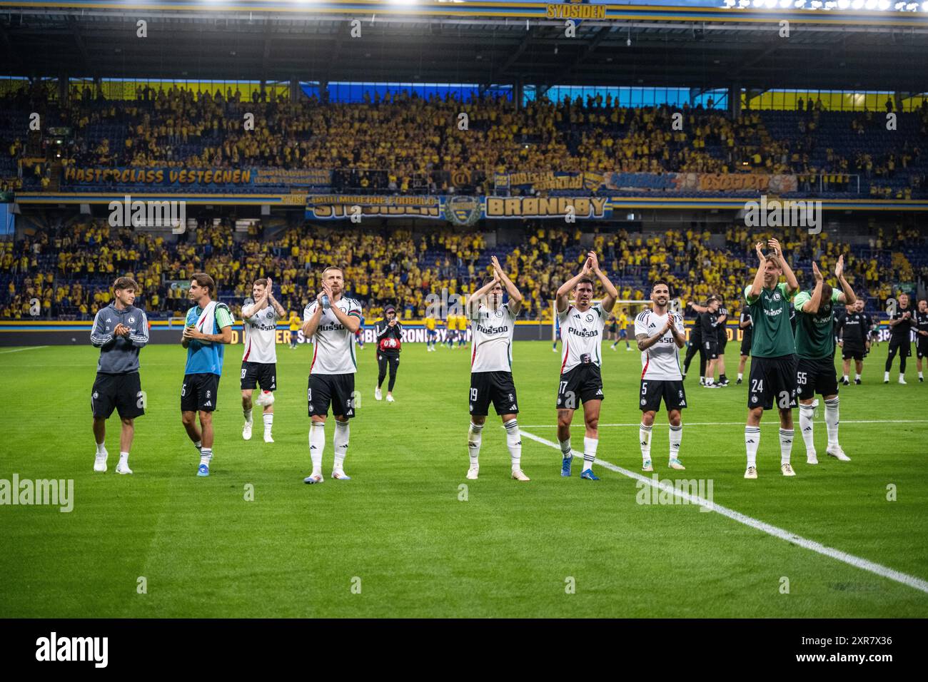 Broendby, Danimarca. 8 agosto 2024. I giocatori del Legia Warszawa celebrano la vittoria con i tifosi dopo la partita di qualificazione della UEFA Conference League tra Broendby IF e Legia Warszawa al Broendby Stadion di Broendby. Credito: Gonzales Photo/Alamy Live News Foto Stock