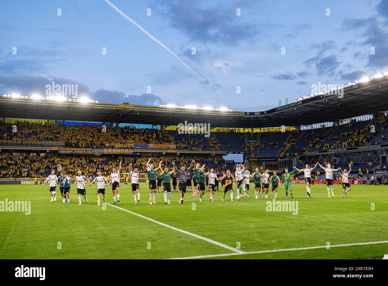 Broendby, Danimarca. 8 agosto 2024. I giocatori del Legia Warszawa celebrano la vittoria con i tifosi dopo la partita di qualificazione della UEFA Conference League tra Broendby IF e Legia Warszawa al Broendby Stadion di Broendby. Credito: Gonzales Photo/Alamy Live News Foto Stock