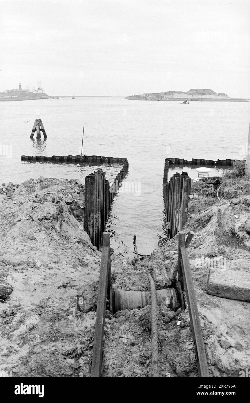 Pipe su Fort Island, posa di pipe, 20-08-1968, Whizgle Dutch News: Immagini storiche su misura per il futuro. Esplora il passato dei Paesi Bassi con prospettive moderne attraverso le immagini delle agenzie olandesi. Colmare gli eventi di ieri con gli approfondimenti di domani. Intraprendi un viaggio senza tempo con storie che plasmano il nostro futuro. Foto Stock