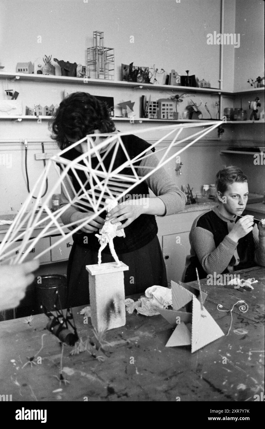 Le signore realizzano oggetti artistici corso di design artistico?, Whizgle Dutch News: Immagini storiche su misura per il futuro. Esplora il passato dei Paesi Bassi con prospettive moderne attraverso le immagini delle agenzie olandesi. Colmare gli eventi di ieri con gli approfondimenti di domani. Intraprendi un viaggio senza tempo con storie che plasmano il nostro futuro. Foto Stock