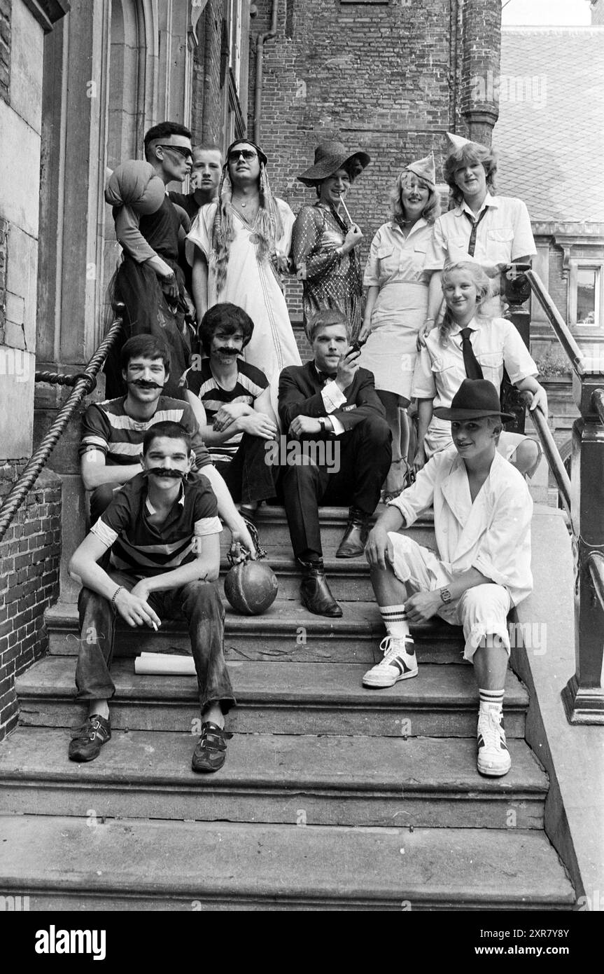 Gruppo di giovani vestiti da personaggi famosi, gruppi, abbigliamento, 06-08-1983, Whizgle Dutch News: Immagini storiche su misura per il futuro. Esplora il passato dei Paesi Bassi con prospettive moderne attraverso le immagini delle agenzie olandesi. Colmare gli eventi di ieri con gli approfondimenti di domani. Intraprendi un viaggio senza tempo con storie che plasmano il nostro futuro. Foto Stock