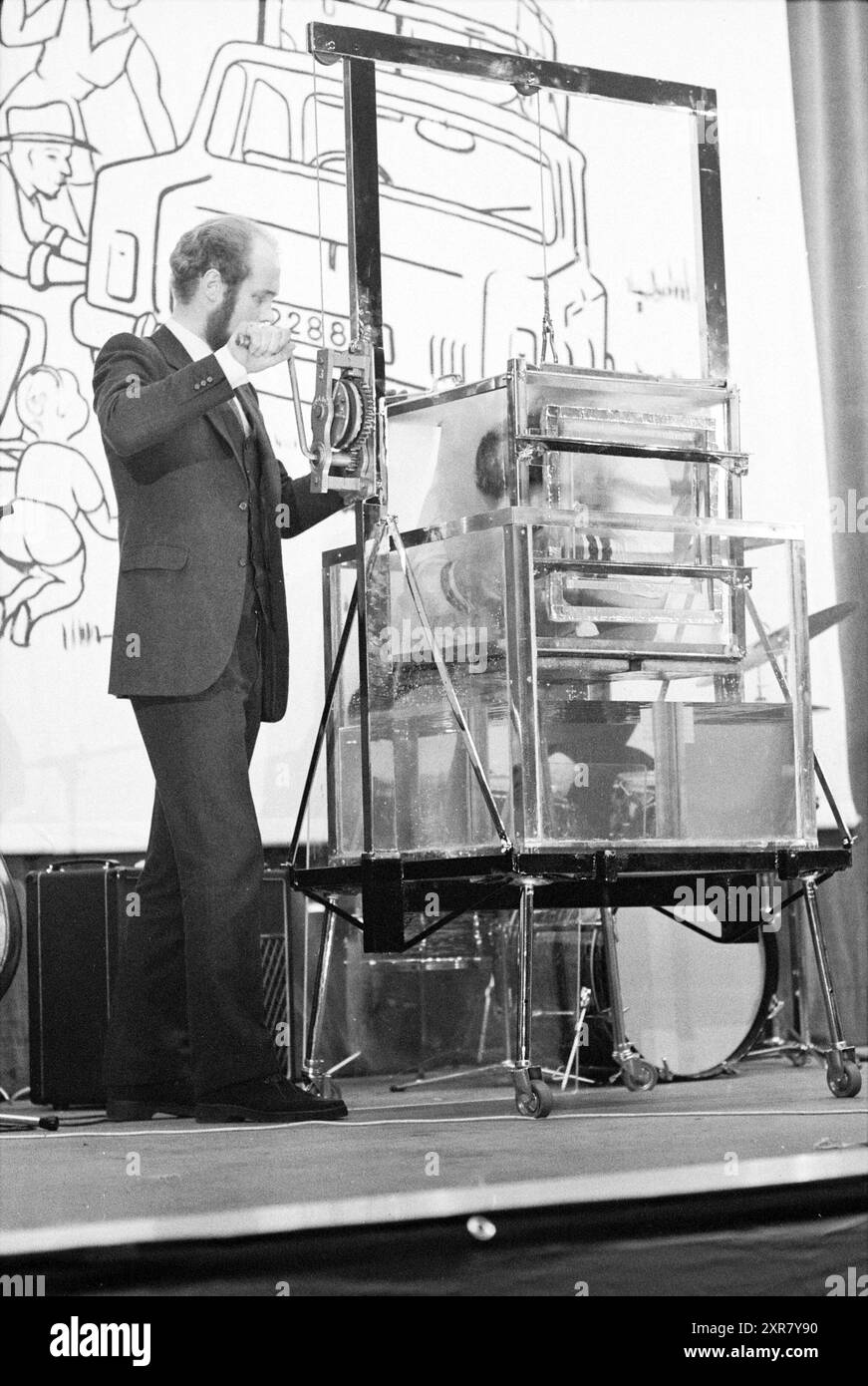 Esibizione contorsionista, contorsionista con musica dal vivo, Whizgle Dutch News: Immagini storiche su misura per il futuro. Esplora il passato dei Paesi Bassi con prospettive moderne attraverso le immagini delle agenzie olandesi. Colmare gli eventi di ieri con gli approfondimenti di domani. Intraprendi un viaggio senza tempo con storie che plasmano il nostro futuro. Foto Stock