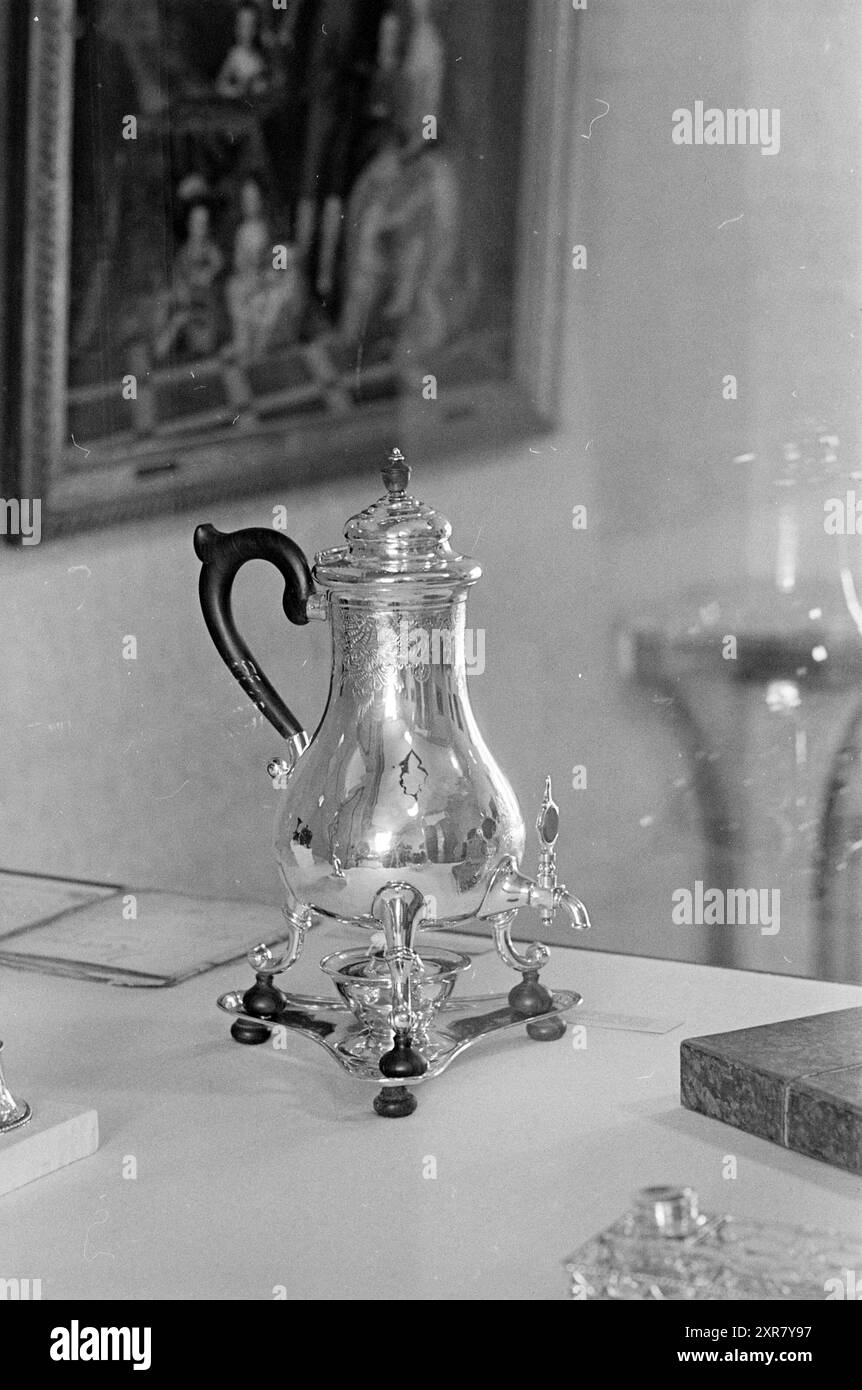 Teiera d'argento nel museo Willet-Holthuysen, Herengracht 605, Amsterdam, Herengracht, Paesi Bassi, 19-02-1965, Whizgle Dutch News: immagini storiche su misura per il futuro. Esplora il passato dei Paesi Bassi con prospettive moderne attraverso le immagini delle agenzie olandesi. Colmare gli eventi di ieri con gli approfondimenti di domani. Intraprendi un viaggio senza tempo con storie che plasmano il nostro futuro. Foto Stock