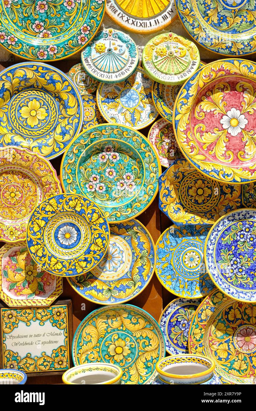 Primo piano di piatti in ceramica con disegni tradizionali siciliani all'esterno di un negozio a Erice, Sicilia, Italia Foto Stock
