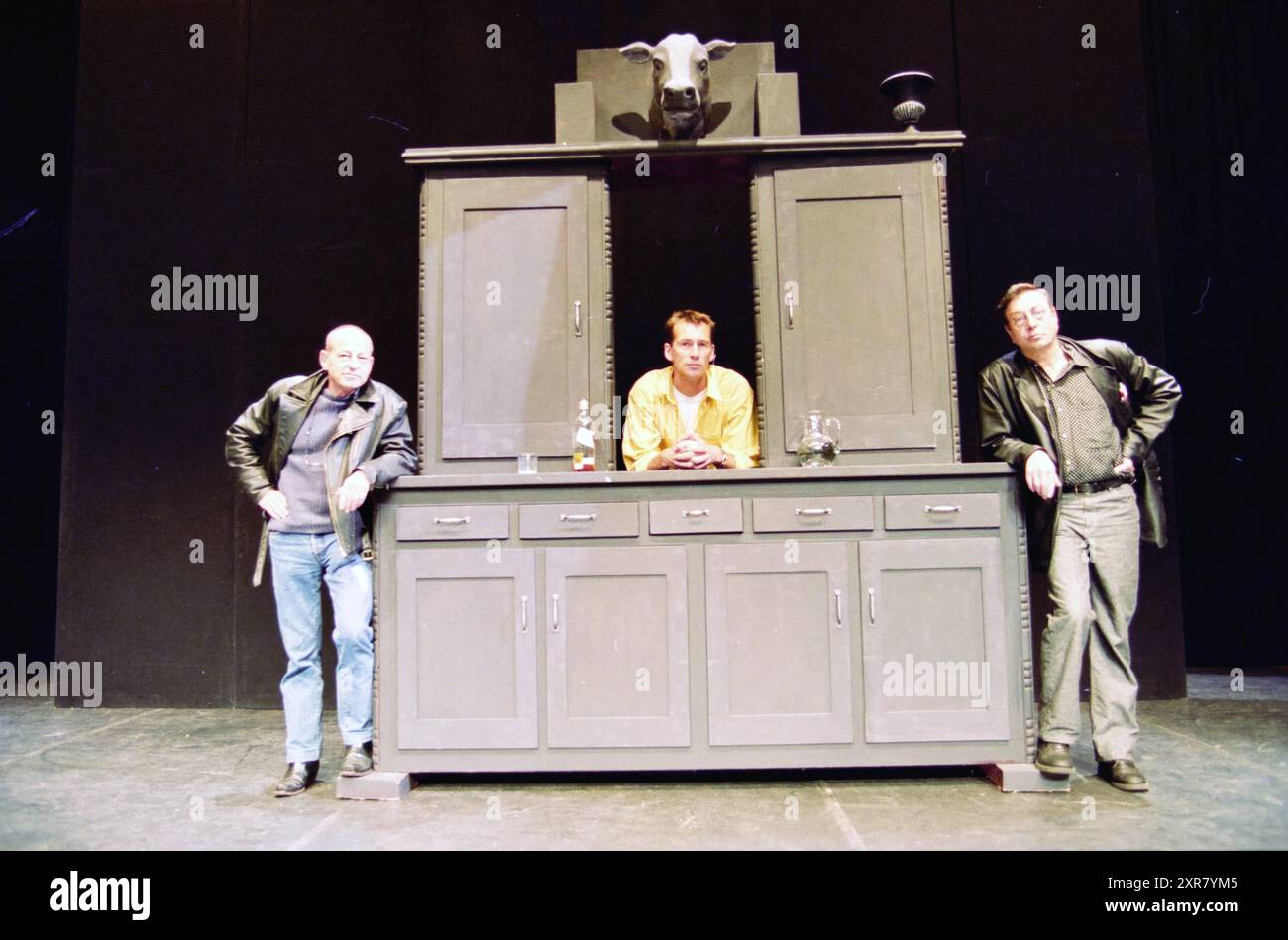 Tre membri del gruppo teatrale Het Volk, 12-06-2002, Whizgle Dutch News: Immagini storiche su misura per il futuro. Esplora il passato dei Paesi Bassi con prospettive moderne attraverso le immagini delle agenzie olandesi. Colmare gli eventi di ieri con gli approfondimenti di domani. Intraprendi un viaggio senza tempo con storie che plasmano il nostro futuro. Foto Stock