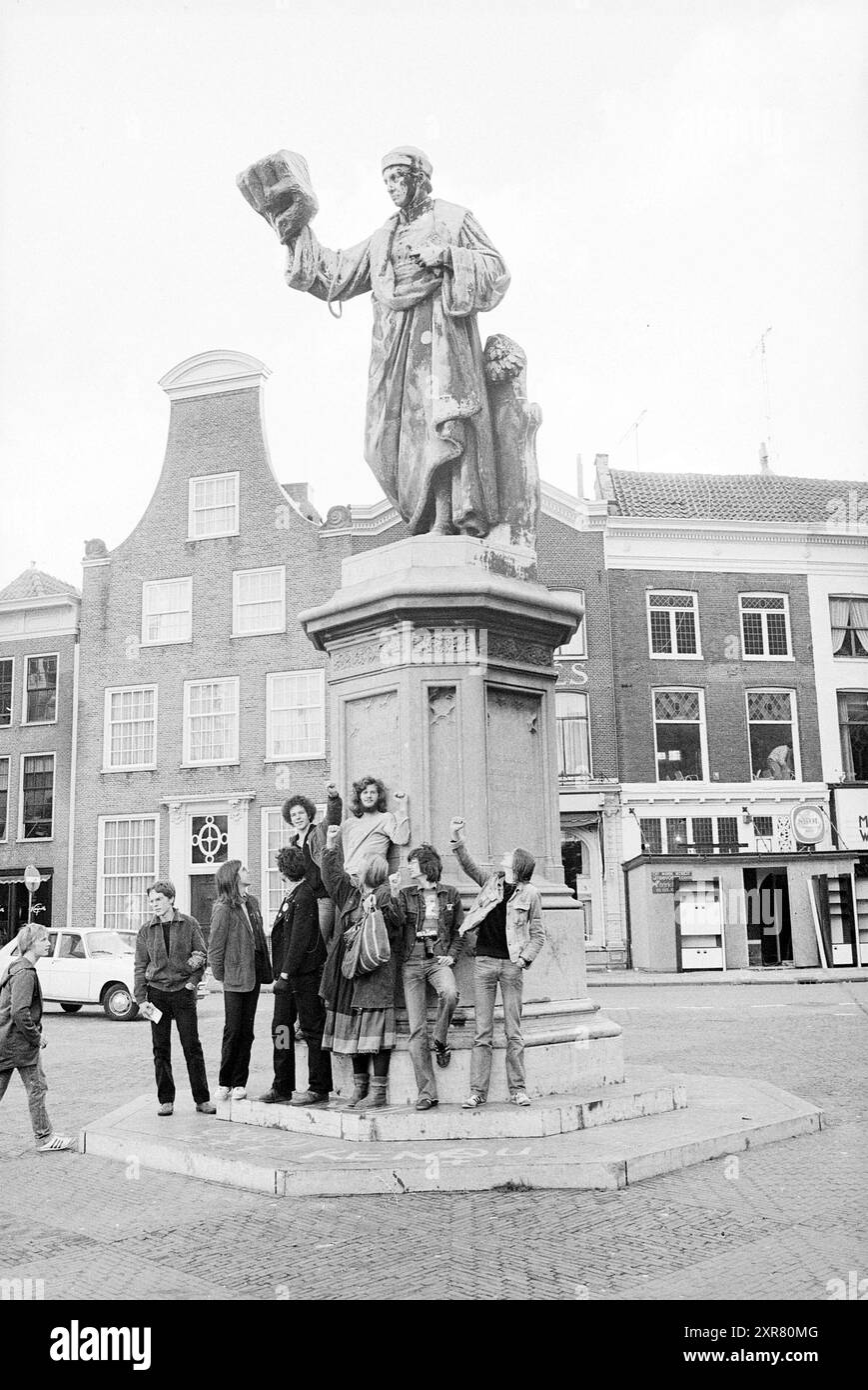 Otto giovani con pugni sotto la statua Loutje con pugno, Haarlem, Grote Markt, Nederland, 18-10-1979, Whizgle Dutch News: immagini storiche su misura per il futuro. Esplora il passato dei Paesi Bassi con prospettive moderne attraverso le immagini delle agenzie olandesi. Colmare gli eventi di ieri con gli approfondimenti di domani. Intraprendi un viaggio senza tempo con storie che plasmano il nostro futuro. Foto Stock