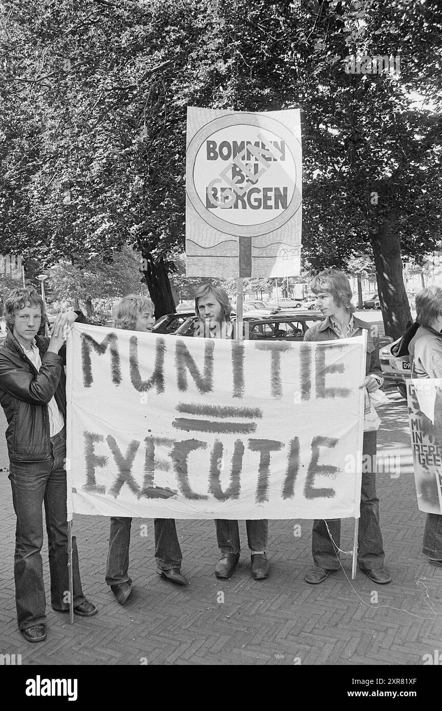 Dimostrazione Casa Provinciale contro il deposito di munizioni Wieringermeer e Bergen, dimostrazione, Prov. Stati, Prov. Water Management, Provincial House, 24-05-1976, Whizgle Dutch News: Immagini storiche su misura per il futuro. Esplora il passato dei Paesi Bassi con prospettive moderne attraverso le immagini delle agenzie olandesi. Colmare gli eventi di ieri con gli approfondimenti di domani. Intraprendi un viaggio senza tempo con storie che plasmano il nostro futuro. Foto Stock