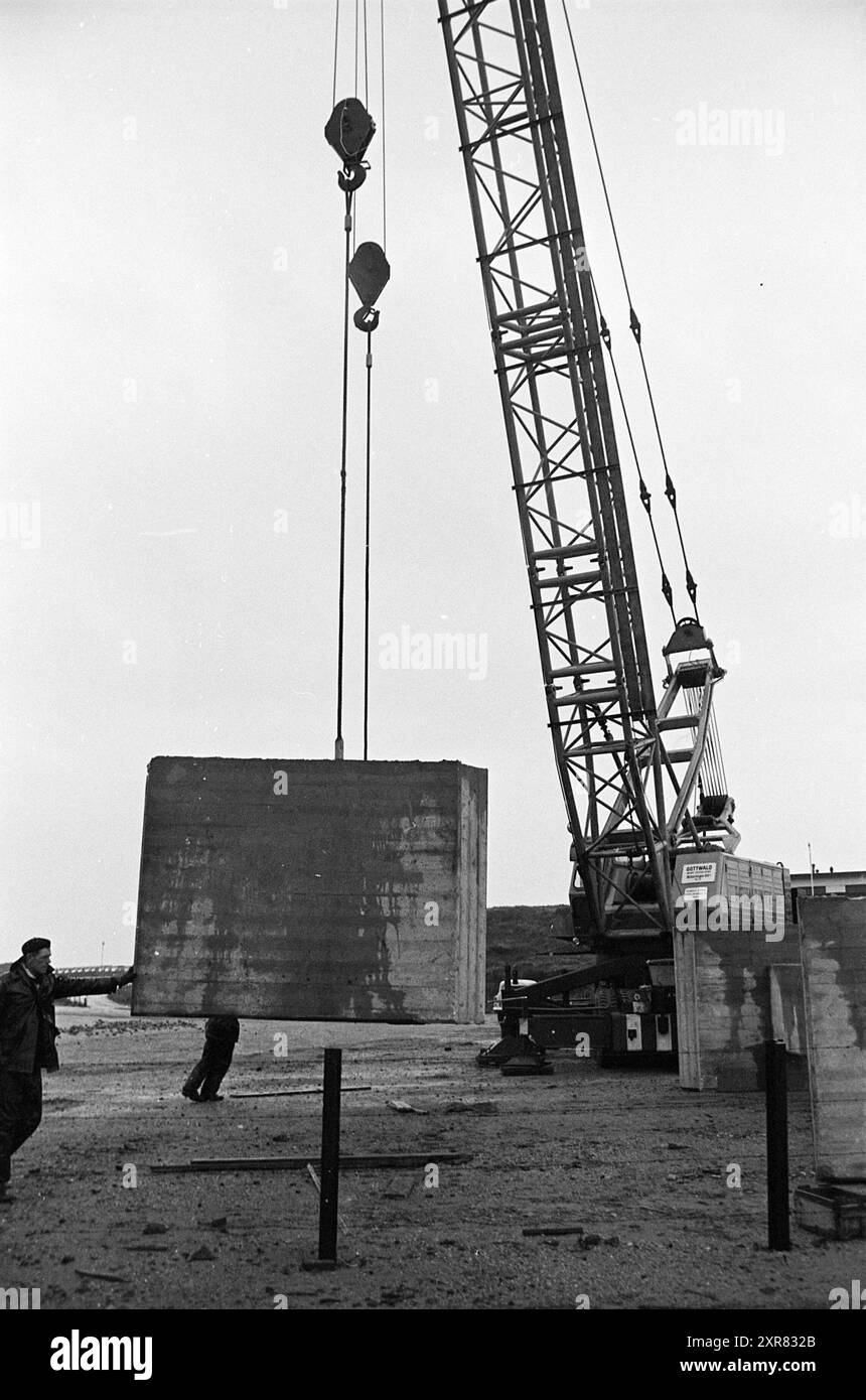 Gru per costruzioni pesanti, solleva blocchi prefabbricati in cemento, 11-02-1964, Whizgle Dutch News: Immagini storiche su misura per il futuro. Esplora il passato dei Paesi Bassi con prospettive moderne attraverso le immagini delle agenzie olandesi. Colmare gli eventi di ieri con gli approfondimenti di domani. Intraprendi un viaggio senza tempo con storie che plasmano il nostro futuro. Foto Stock