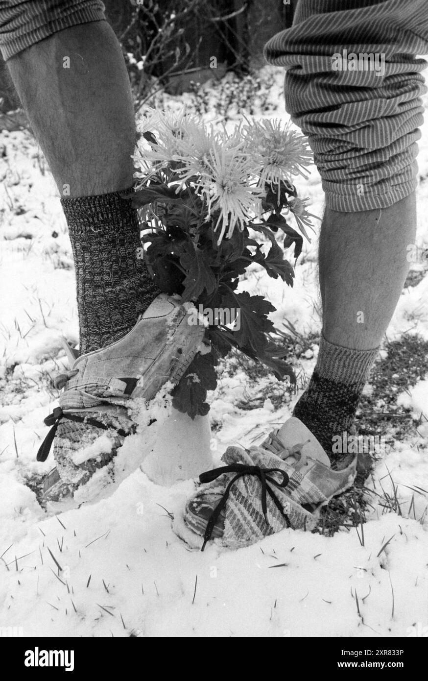 Suole per scarpe in neve, neve, scarpe, 09-02-1983, Whizgle Dutch News: Immagini storiche su misura per il futuro. Esplora il passato dei Paesi Bassi con prospettive moderne attraverso le immagini delle agenzie olandesi. Colmare gli eventi di ieri con gli approfondimenti di domani. Intraprendi un viaggio senza tempo con storie che plasmano il nostro futuro. Foto Stock