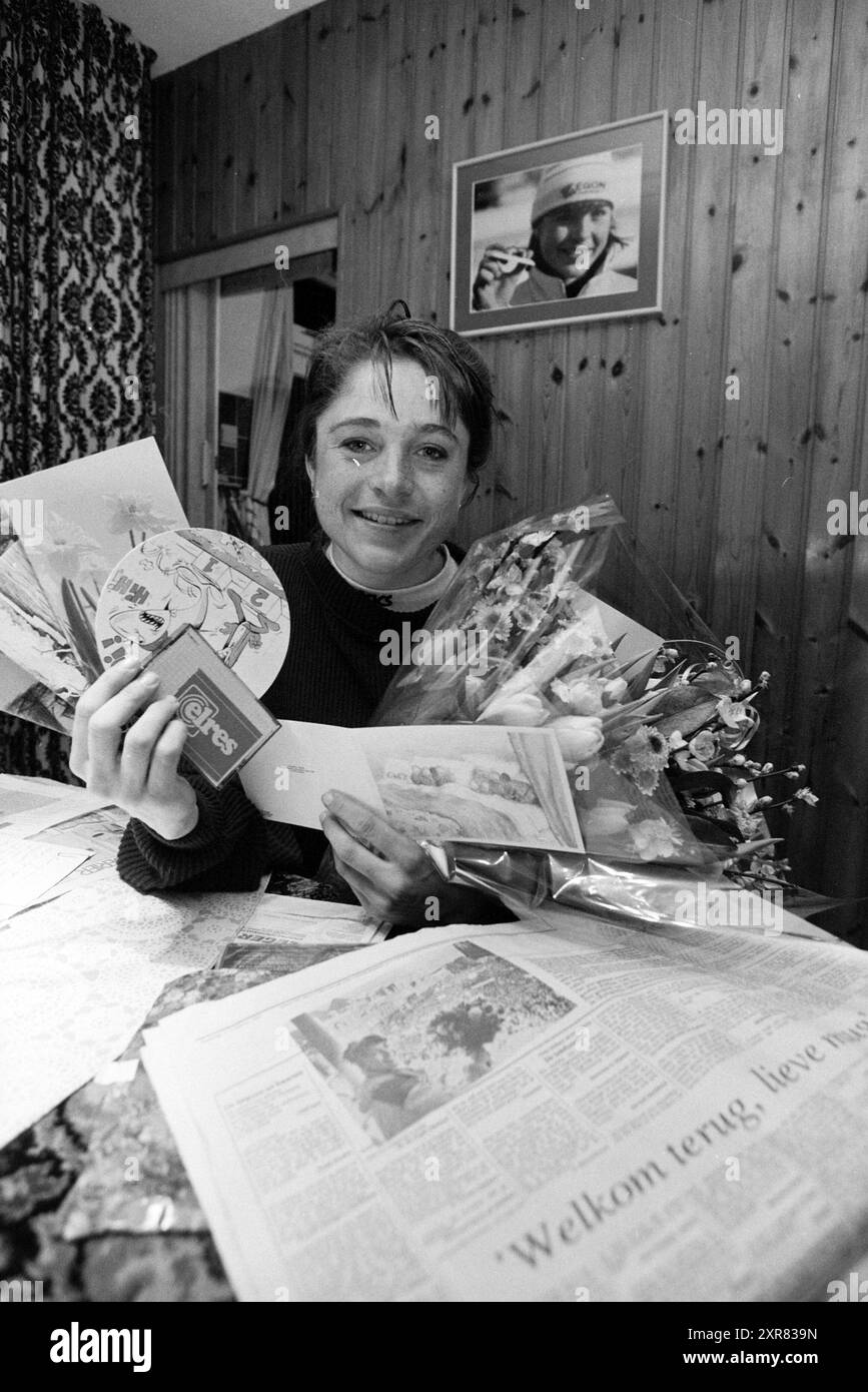 Yvonne van. Gennip con mappe Haarlem, 23-02-1992, Whizgle Dutch News: Immagini storiche su misura per il futuro. Esplora il passato dei Paesi Bassi con prospettive moderne attraverso le immagini delle agenzie olandesi. Colmare gli eventi di ieri con gli approfondimenti di domani. Intraprendi un viaggio senza tempo con storie che plasmano il nostro futuro. Foto Stock