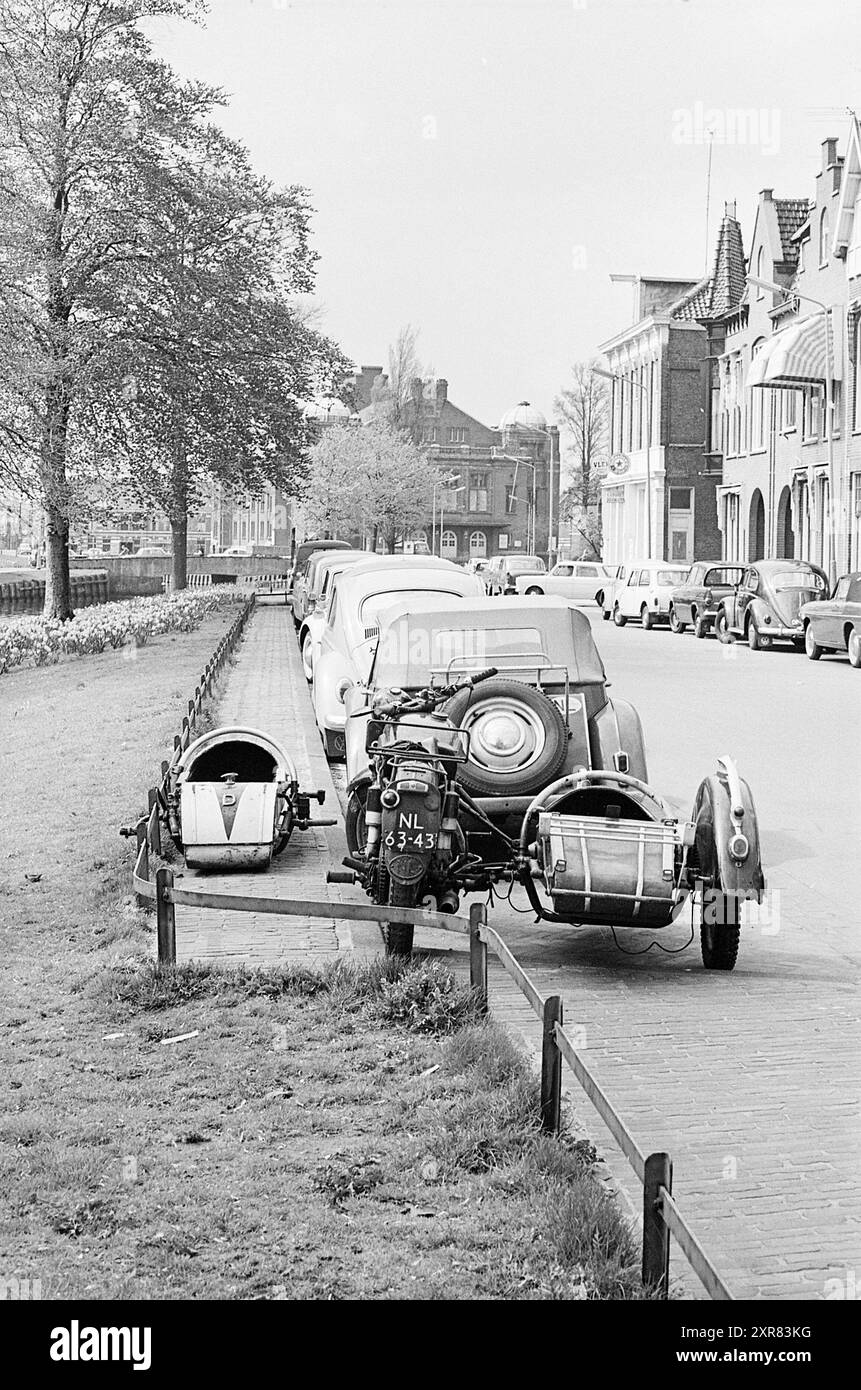 Problemi di parcheggio a Haarlem, traffico, traffico sicuro, 04-05-1964, Whizgle Dutch News: Immagini storiche su misura per il futuro. Esplora il passato dei Paesi Bassi con prospettive moderne attraverso le immagini delle agenzie olandesi. Colmare gli eventi di ieri con gli approfondimenti di domani. Intraprendi un viaggio senza tempo con storie che plasmano il nostro futuro. Foto Stock