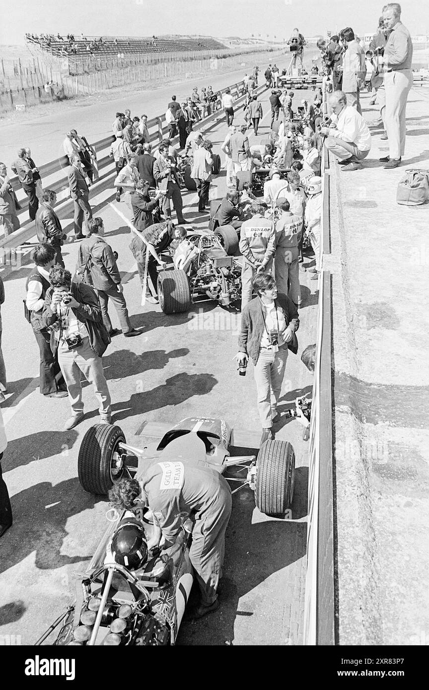 La pit Lane sul circuito di Zandvoort, Zandvoort, Whizgle Dutch News: Immagini storiche su misura per il futuro. Esplora il passato dei Paesi Bassi con prospettive moderne attraverso le immagini delle agenzie olandesi. Colmare gli eventi di ieri con gli approfondimenti di domani. Intraprendi un viaggio senza tempo con storie che plasmano il nostro futuro. Foto Stock
