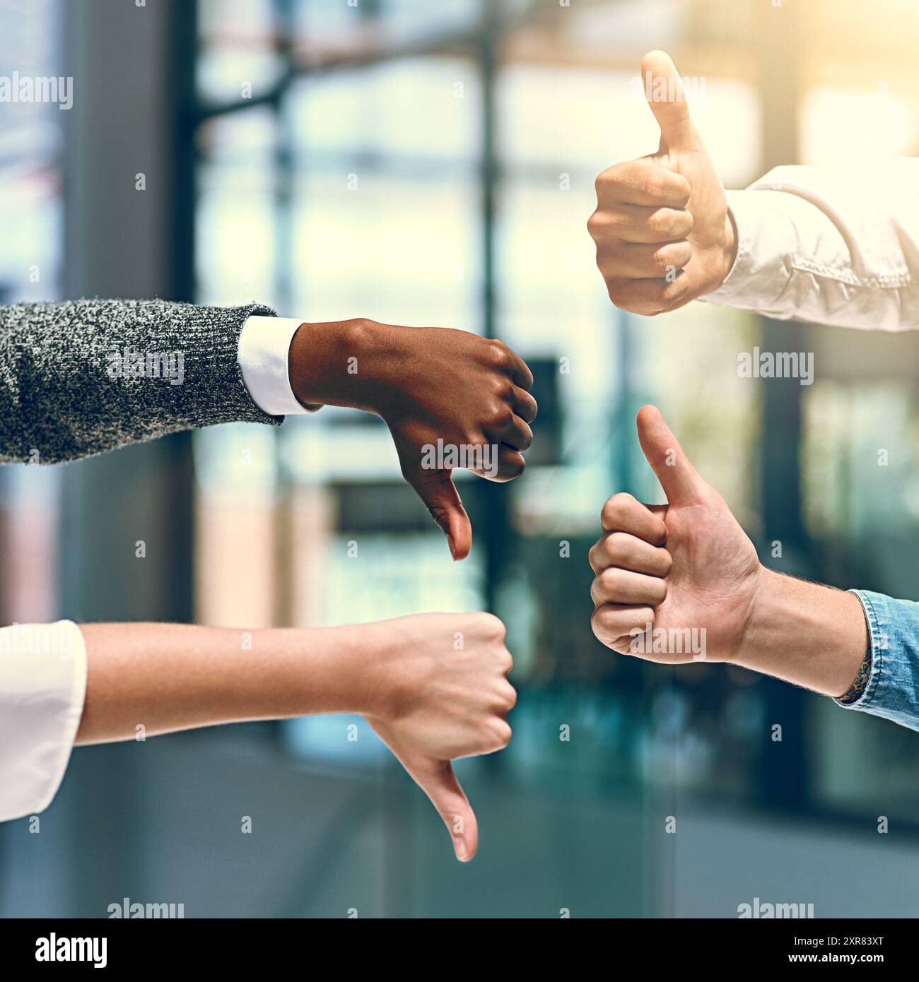 Mani e pollice verso l'alto e verso il basso con gli uomini d'affari per la scelta di voto, decisione e startup per un'agenzia creativa. Ufficio, lavoro di squadra e manager con reazione Foto Stock
