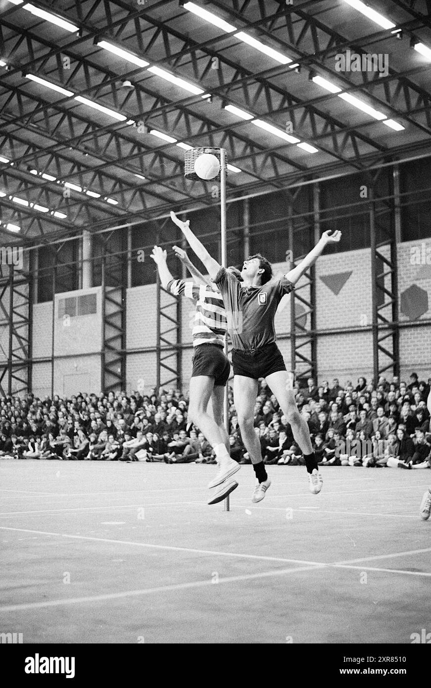 Blue-White - il nostro Eibernest micro korfball, Korfball, 17-02-1968, Whizgle Dutch News: Immagini storiche su misura per il futuro. Esplora il passato dei Paesi Bassi con prospettive moderne attraverso le immagini delle agenzie olandesi. Colmare gli eventi di ieri con gli approfondimenti di domani. Intraprendi un viaggio senza tempo con storie che plasmano il nostro futuro. Foto Stock