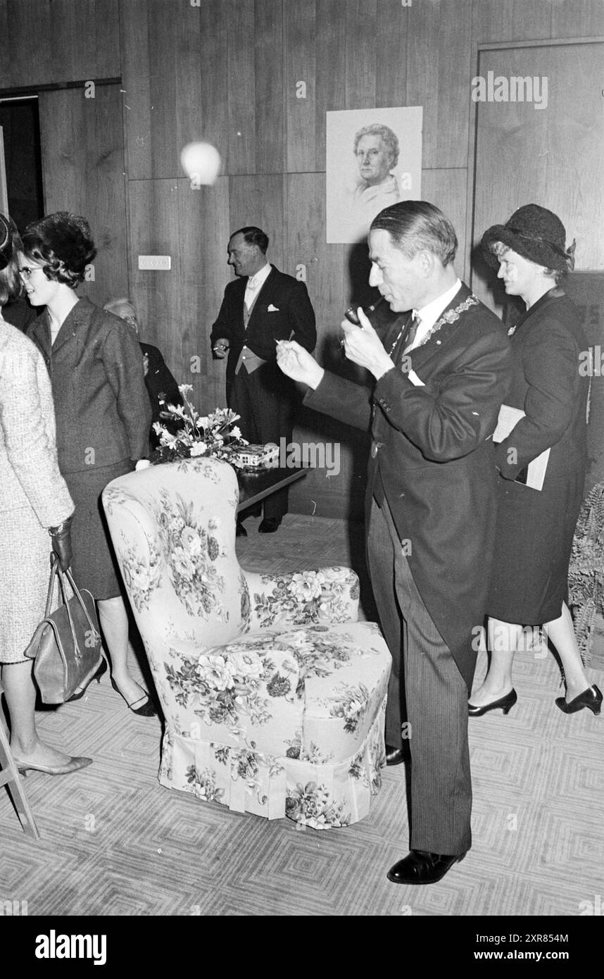 Presentazione della medaglia del sindaco con ricevimento, 26-02-1965, Whizgle Dutch News: Immagini storiche su misura per il futuro. Esplora il passato dei Paesi Bassi con prospettive moderne attraverso le immagini delle agenzie olandesi. Colmare gli eventi di ieri con gli approfondimenti di domani. Intraprendi un viaggio senza tempo con storie che plasmano il nostro futuro. Foto Stock