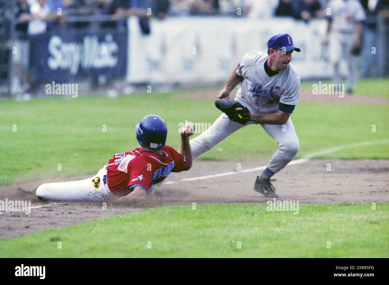 Baseball: Paesi Bassi - Italia, 08-08-2000, Whizgle Dutch News: Immagini storiche su misura per il futuro. Esplora il passato dei Paesi Bassi con prospettive moderne attraverso le immagini delle agenzie olandesi. Colmare gli eventi di ieri con gli approfondimenti di domani. Intraprendi un viaggio senza tempo con storie che plasmano il nostro futuro. Foto Stock