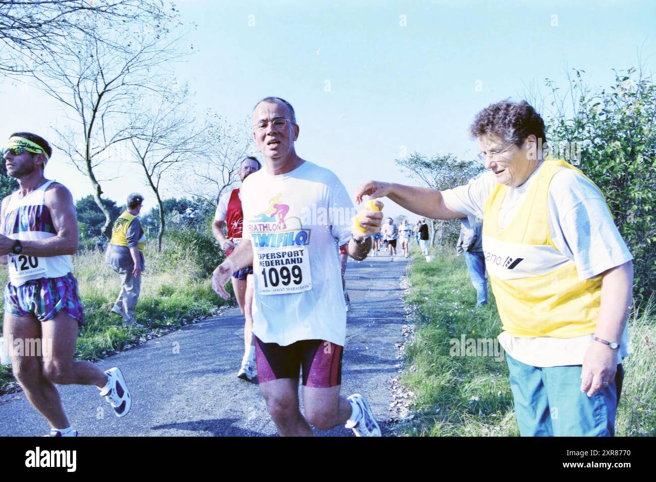 Punto di ristoro Trosloop, Zeeweg, Bloemendaal, Zeeweg, 18-10-1997, Whizgle Dutch News: immagini storiche su misura per il futuro. Esplora il passato dei Paesi Bassi con prospettive moderne attraverso le immagini delle agenzie olandesi. Colmare gli eventi di ieri con gli approfondimenti di domani. Intraprendi un viaggio senza tempo con storie che plasmano il nostro futuro. Foto Stock