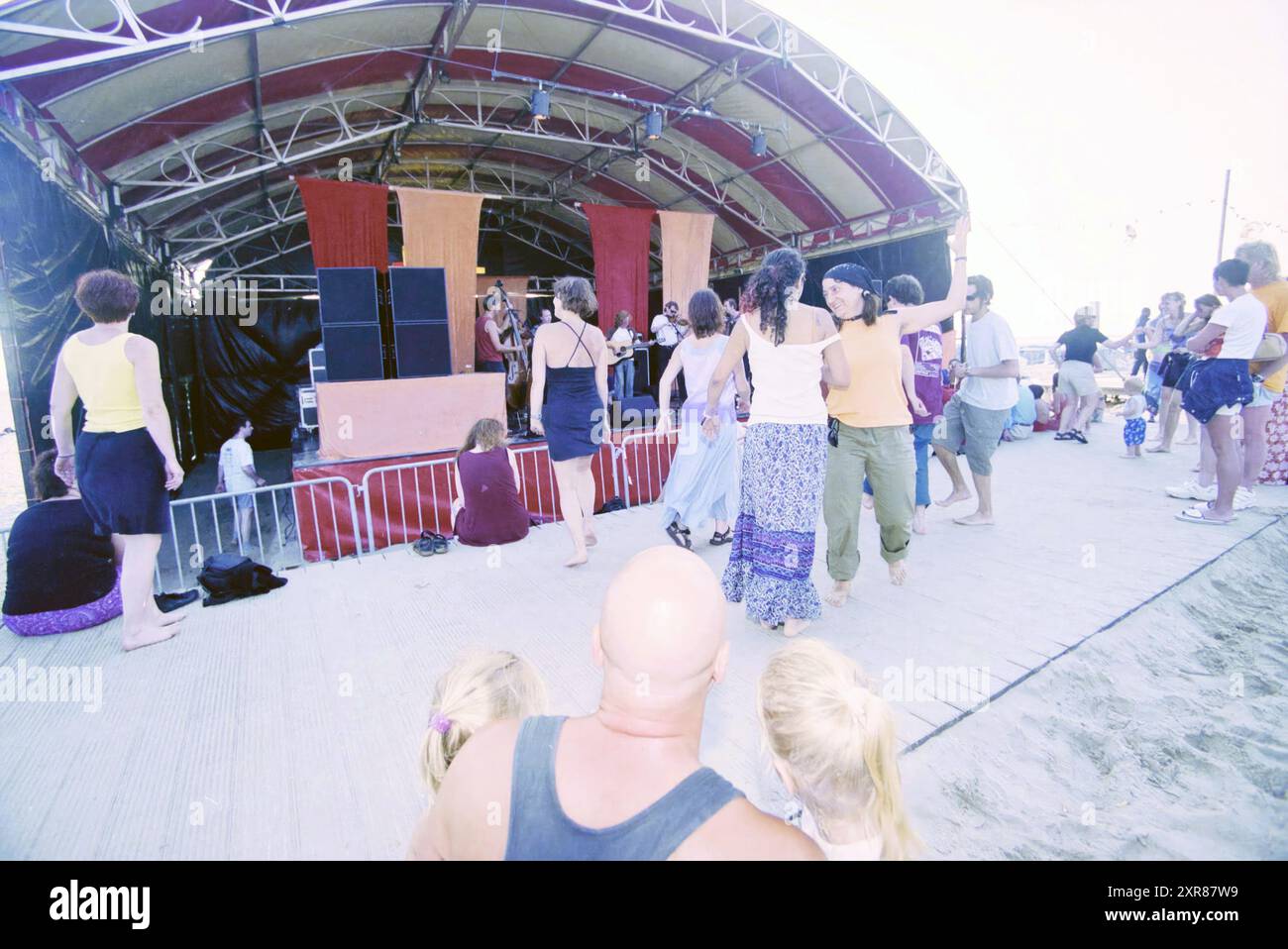 Festival musicale del terzo mondo IJmuiden, IJmuiden, Paesi Bassi, 26-07-2002, Whizgle Dutch News: Immagini storiche su misura per il futuro. Esplora il passato dei Paesi Bassi con prospettive moderne attraverso le immagini delle agenzie olandesi. Colmare gli eventi di ieri con gli approfondimenti di domani. Intraprendi un viaggio senza tempo con storie che plasmano il nostro futuro. Foto Stock