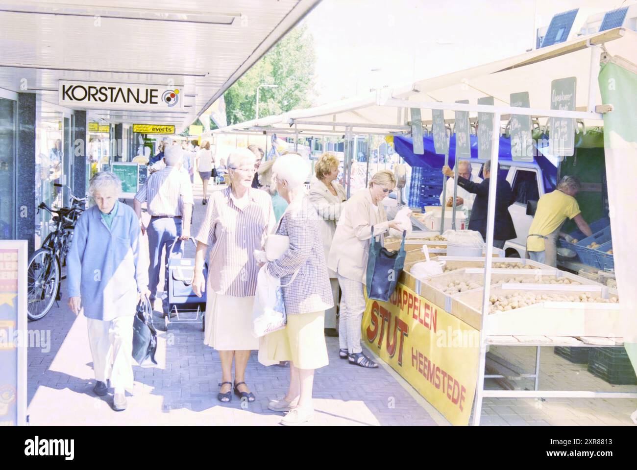 Market, Santpoort, Santpoort, 24-06-1999, Whizgle Dutch News: Immagini storiche su misura per il futuro. Esplora il passato dei Paesi Bassi con prospettive moderne attraverso le immagini delle agenzie olandesi. Colmare gli eventi di ieri con gli approfondimenti di domani. Intraprendi un viaggio senza tempo con storie che plasmano il nostro futuro. Foto Stock