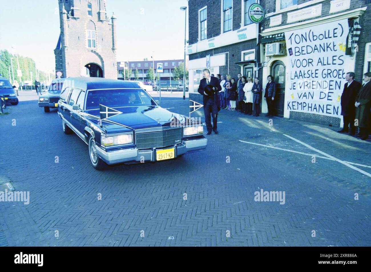 Processione funebre di Ruff con focolari a Spaarnwouderstraat, Haarlem, Paesi Bassi, 14-10-2003, Whizgle Dutch News: Immagini storiche su misura per il futuro. Esplora il passato dei Paesi Bassi con prospettive moderne attraverso le immagini delle agenzie olandesi. Colmare gli eventi di ieri con gli approfondimenti di domani. Intraprendi un viaggio senza tempo con storie che plasmano il nostro futuro. Foto Stock