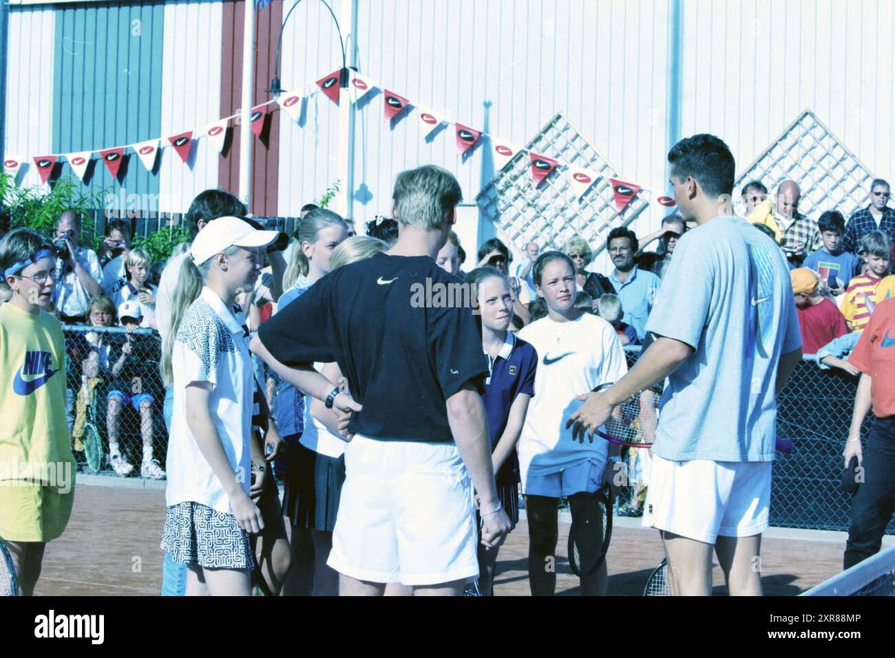 Clinica di tennis con Richard Krajicek, Hoofddorp. Tennis., Hoofddorp, Paesi Bassi, 20-09-1997, Whizgle Dutch News: Immagini storiche su misura per il futuro. Esplora il passato dei Paesi Bassi con prospettive moderne attraverso le immagini delle agenzie olandesi. Colmare gli eventi di ieri con gli approfondimenti di domani. Intraprendi un viaggio senza tempo con storie che plasmano il nostro futuro. Foto Stock