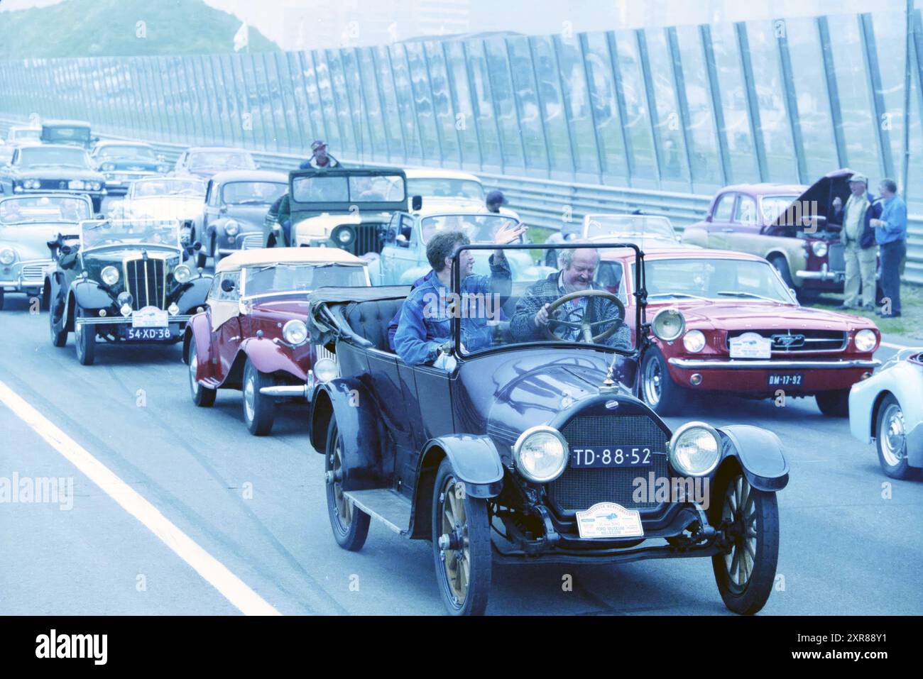 Tentativo di registrazione Oldtimer, Zandvoort, Zandvoort, 10-05-2002, Whizgle Dutch News: Immagini storiche su misura per il futuro. Esplora il passato dei Paesi Bassi con prospettive moderne attraverso le immagini delle agenzie olandesi. Colmare gli eventi di ieri con gli approfondimenti di domani. Intraprendi un viaggio senza tempo con storie che plasmano il nostro futuro. Foto Stock Tentativo di registrazione Oldtimer, Zandvoort, Zandvoort, 10-05-2002, Whizgle Dutch News: Immagini storiche su misura per il futuro. Esplora il passato dei Paesi Bassi con prospettive moderne attraverso le immagini delle agenzie olandesi. Colmare gli eventi di ieri con gli approfondimenti di domani. Intraprendi un viaggio senza tempo con storie che plasmano il nostro futuro. Foto Stock