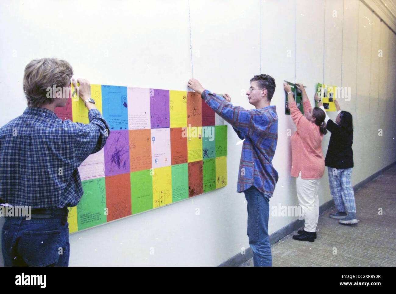 Mostra opere d'arte dei bambini in galleria, 00-09-1998, Whizgle Dutch News: Immagini storiche su misura per il futuro. Esplora il passato dei Paesi Bassi con prospettive moderne attraverso le immagini delle agenzie olandesi. Colmare gli eventi di ieri con gli approfondimenti di domani. Intraprendi un viaggio senza tempo con storie che plasmano il nostro futuro. Foto Stock