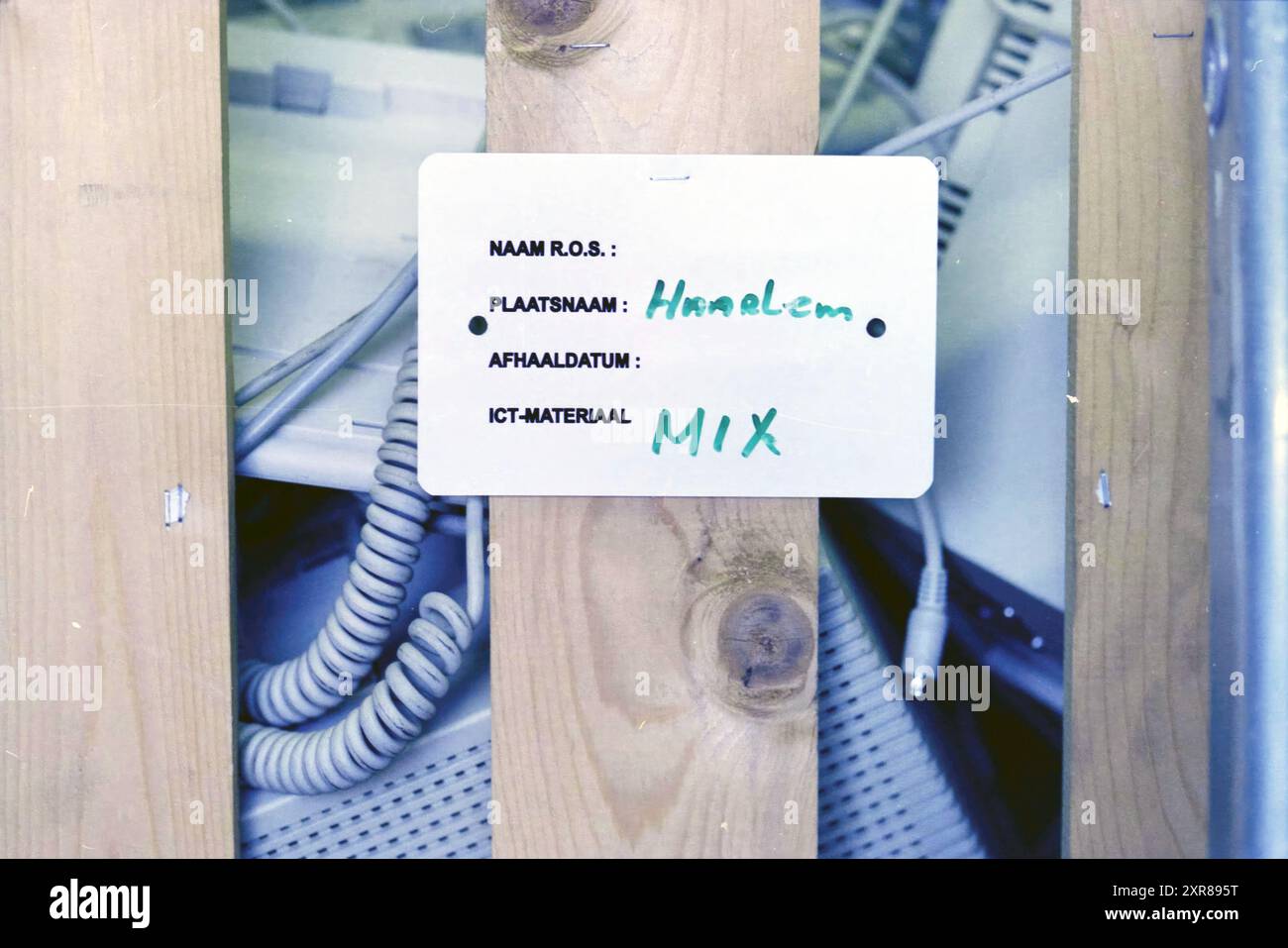 Carta con informazioni sulle attrezzature scartate durante le pulizie municipali (foto a causa di frode), Haarlem, Paesi Bassi, 01-03-1991, Whizgle Dutch News: Immagini storiche su misura per il futuro. Esplora il passato dei Paesi Bassi con prospettive moderne attraverso le immagini delle agenzie olandesi. Colmare gli eventi di ieri con gli approfondimenti di domani. Intraprendi un viaggio senza tempo con storie che plasmano il nostro futuro. Foto Stock