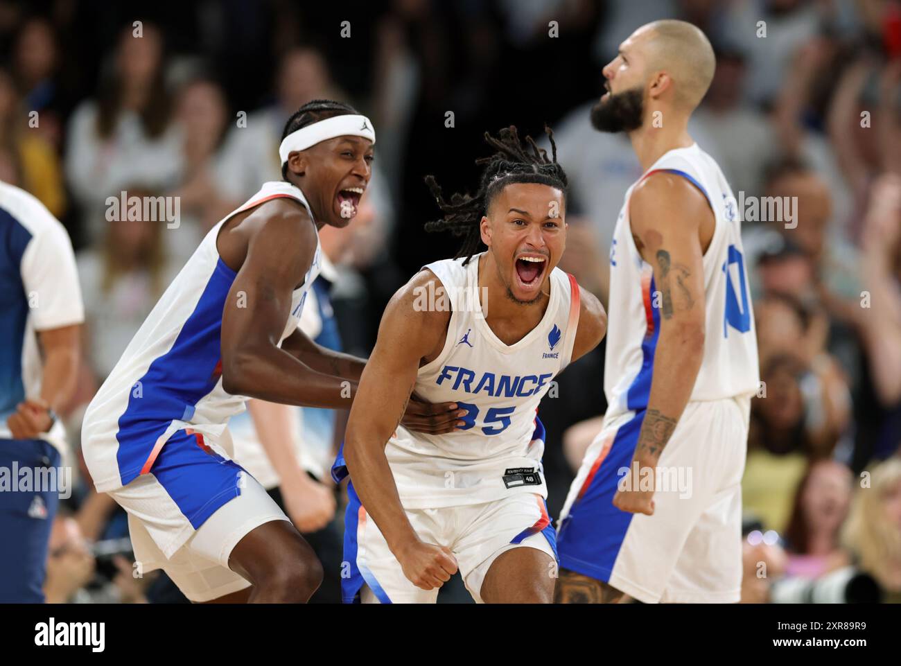 PARIGI, FRANCIA - 08 AGOSTO: Matthew Strazel di Francia celebra dopo la semifinale maschile di pallacanestro tra Francia e Germania il tredicesimo giorno dei Giochi Olimpici di Parigi 2024 alla Bercy Arena l'8 agosto 2024 a Parigi, Francia. © diebilderwelt / Alamy Stock Foto Stock