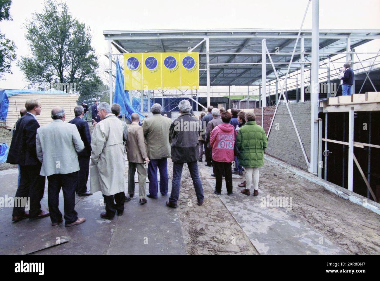 Presentazione del logo del De Planete Sports Center (in costruzione dopo un incendio), Haarlem, Planetenlaan, Paesi Bassi, 06-10-1998, Whizgle Dutch News: immagini storiche su misura per il futuro. Esplora il passato dei Paesi Bassi con prospettive moderne attraverso le immagini delle agenzie olandesi. Colmare gli eventi di ieri con gli approfondimenti di domani. Intraprendi un viaggio senza tempo con storie che plasmano il nostro futuro. Foto Stock