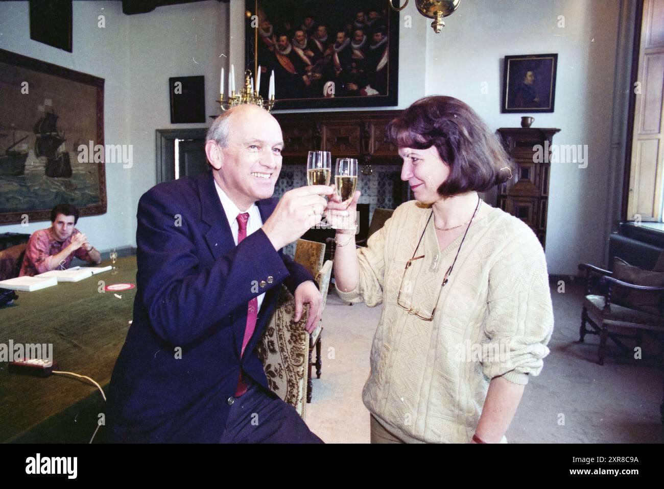Il sindaco Pop e il consigliere Van Viegen clink champagne perché Haarlem è stata riconosciuta come una città importante dalla camera dei rappresentanti. Haarlem City Hall., Haarlem, Paesi Bassi, 17-04-1996, Whizgle Dutch News: Immagini storiche su misura per il futuro. Esplora il passato dei Paesi Bassi con prospettive moderne attraverso le immagini delle agenzie olandesi. Colmare gli eventi di ieri con gli approfondimenti di domani. Intraprendi un viaggio senza tempo con storie che plasmano il nostro futuro. Foto Stock