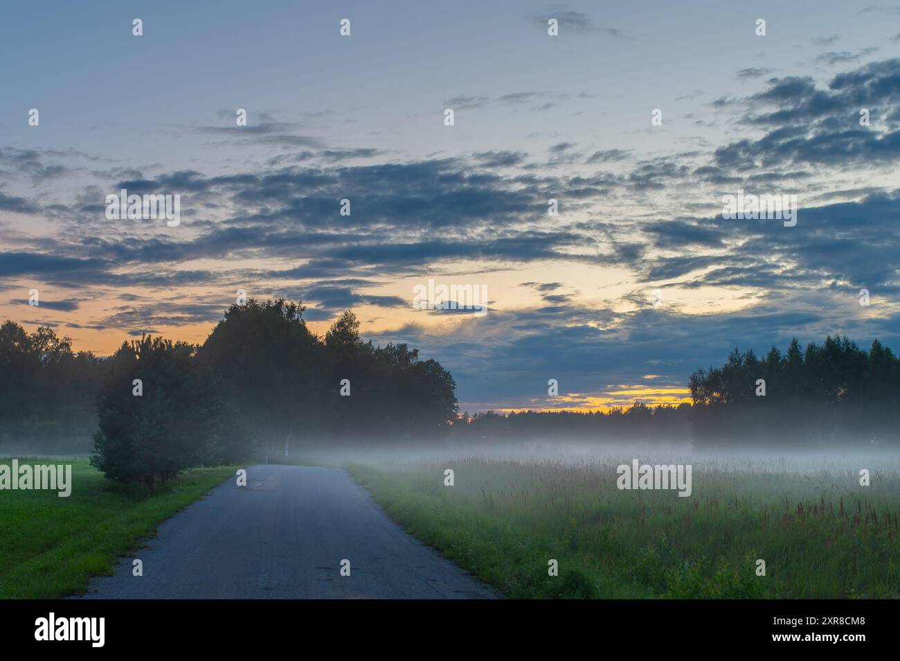 Giorno autunnale dell'Equinozio, primo giorno d'autunno, autunno meteorologico, tramonto autunnale sul prato panoramico. Scenografica serata autunnale in Estonia Voru. Foto Stock