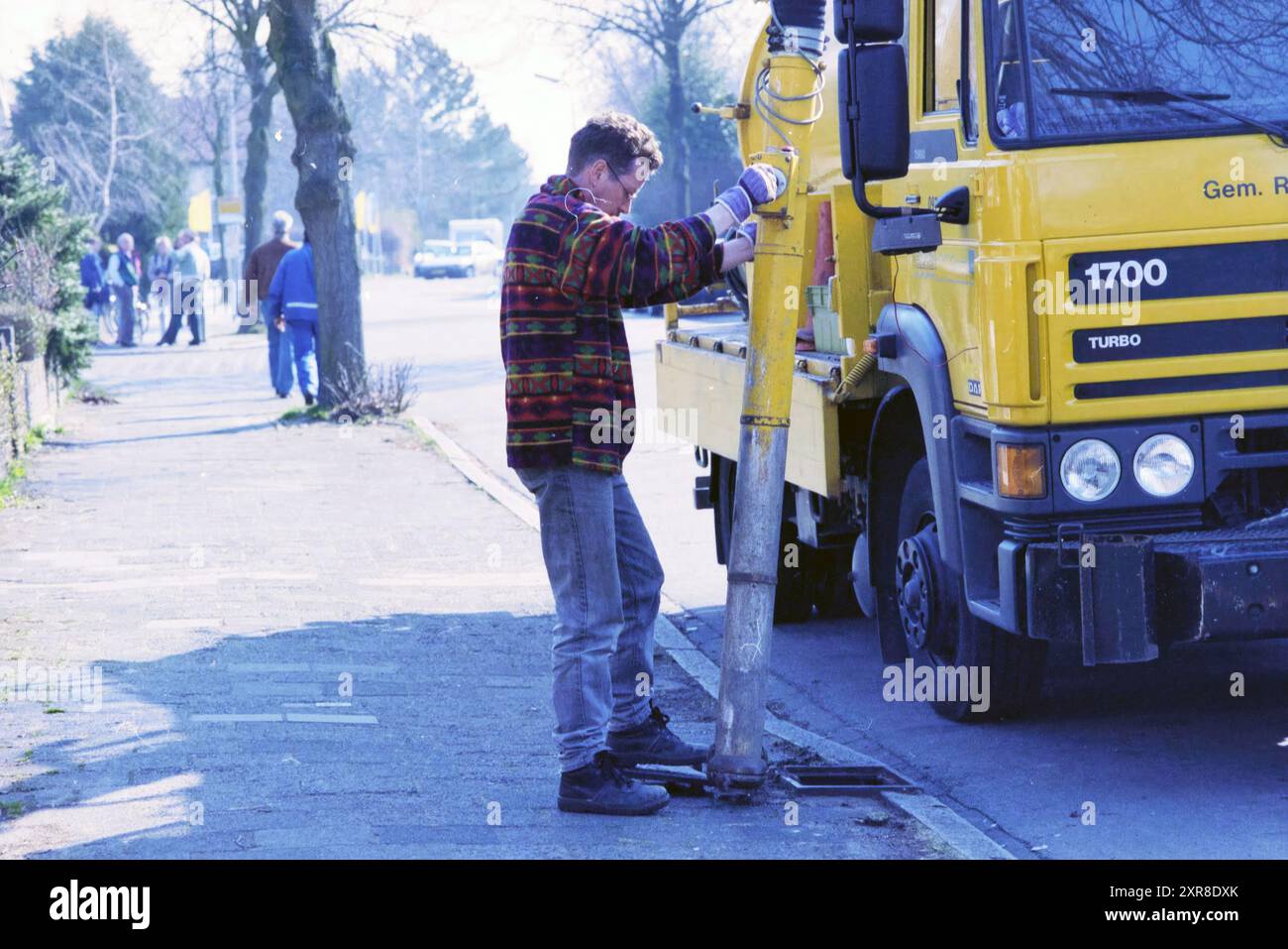 Pulizia delle strade di Santpoort-Noord, Santpoort-Noord, 16-04-1996, Whizgle Dutch News: Immagini storiche su misura per il futuro. Esplora il passato dei Paesi Bassi con prospettive moderne attraverso le immagini delle agenzie olandesi. Colmare gli eventi di ieri con gli approfondimenti di domani. Intraprendi un viaggio senza tempo con storie che plasmano il nostro futuro. Foto Stock