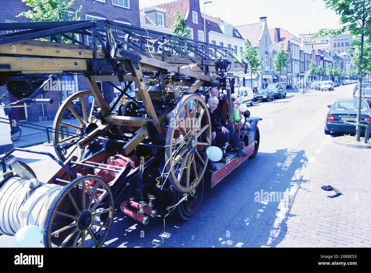 Vigili del fuoco, Haarlem, Gedempte Oude Gracht, Paesi Bassi, 29-05-2001, Whizgle Dutch News: immagini storiche su misura per il futuro. Esplora il passato dei Paesi Bassi con prospettive moderne attraverso le immagini delle agenzie olandesi. Colmare gli eventi di ieri con gli approfondimenti di domani. Intraprendi un viaggio senza tempo con storie che plasmano il nostro futuro. Foto Stock