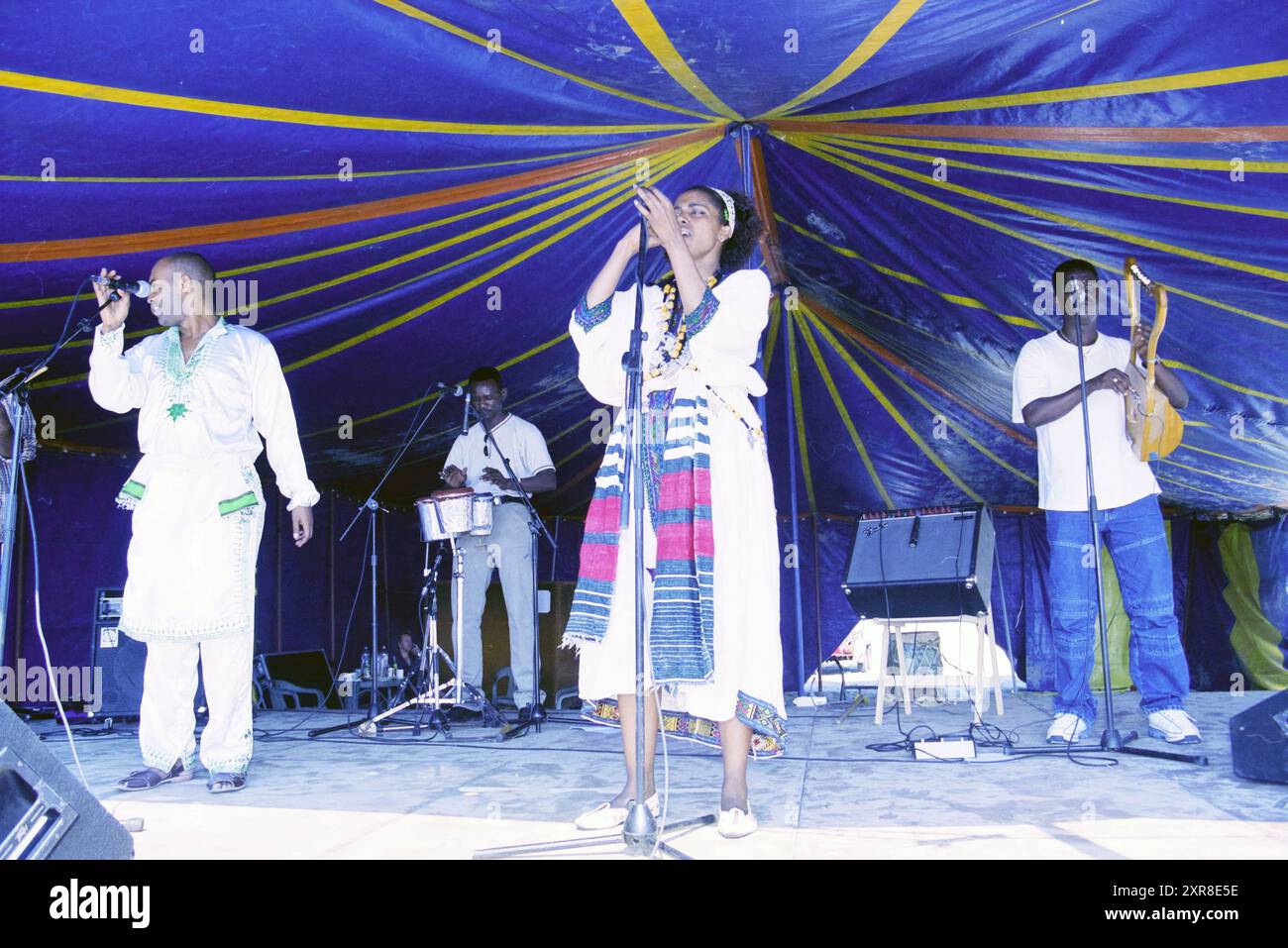 World Music Festival, IJmuiden, IJmuiden, Paesi Bassi, 27-07-2001, Whizgle Dutch News: immagini storiche su misura per il futuro. Esplora il passato dei Paesi Bassi con prospettive moderne attraverso le immagini delle agenzie olandesi. Colmare gli eventi di ieri con gli approfondimenti di domani. Intraprendi un viaggio senza tempo con storie che plasmano il nostro futuro. Foto Stock