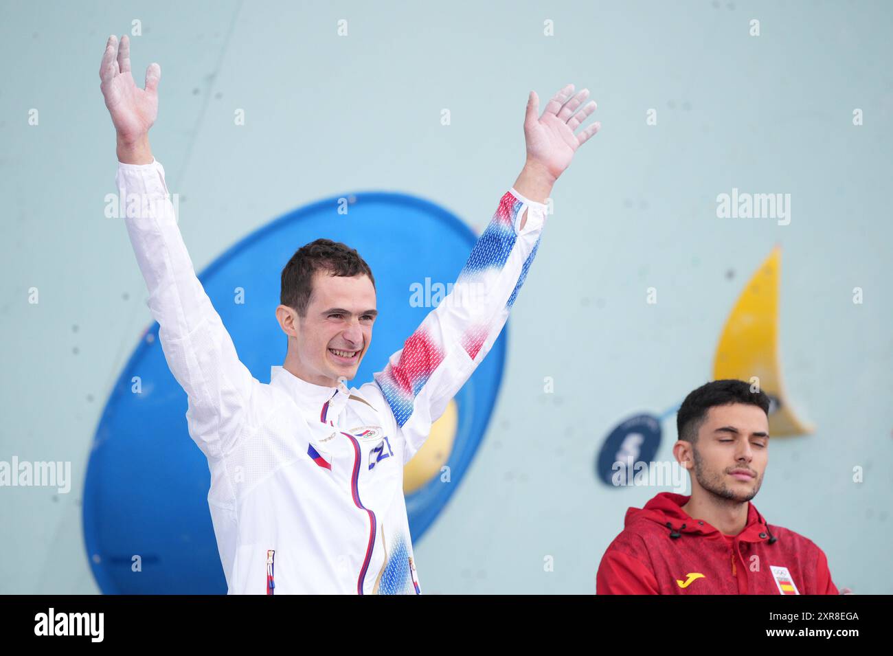 Parigi, Francia. 09 agosto 2024. Adam Ondra dalla Repubblica Ceca, a sinistra, e Alberto Gines Lopez (ESP) prima dell'inizio dello sport climbing maschile combinato, finale - Boulder ai Giochi Olimpici di Parigi, Francia, il 9 agosto 2024. Crediti: Jaroslav Svoboda/CTK Photo/Alamy Live News Foto Stock