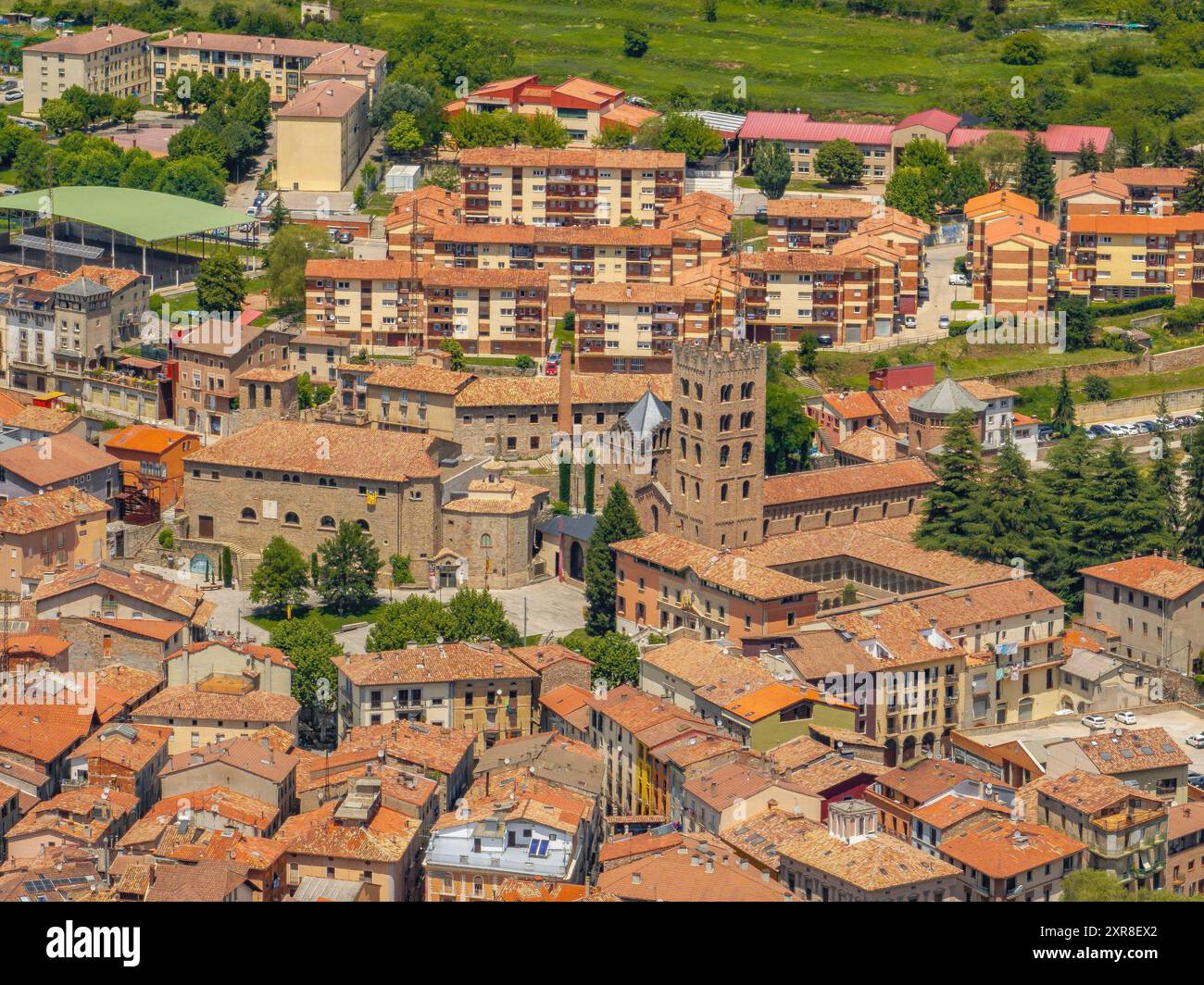 Vista aerea della città di Ripoll in un pomeriggio estivo (Ripollès, Girona, Catalogna, Spagna, Pirenei) ESP: Vista aérea de la ciudad de Ripoll, Gerona Foto Stock