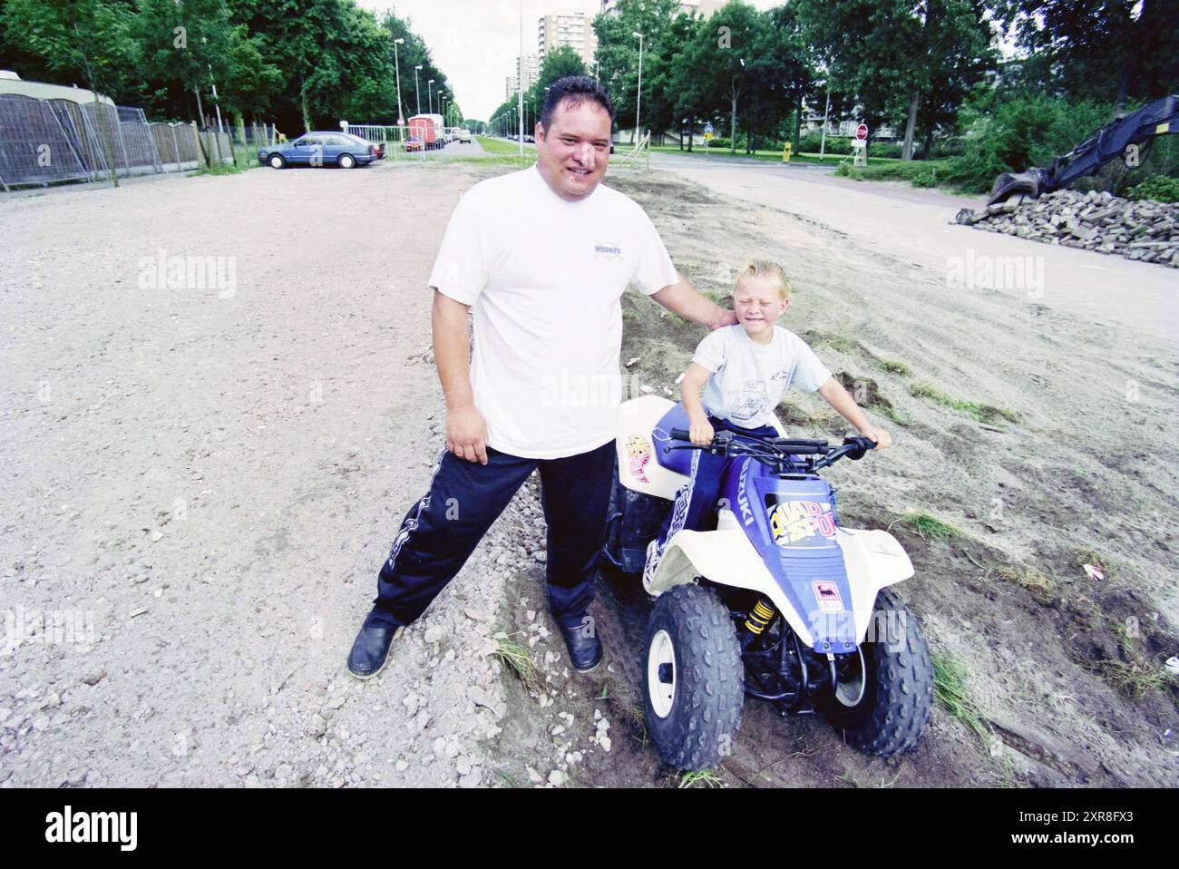 Uomo e bambino in quad, 14-07-1999, Whizgle Dutch News: Immagini storiche su misura per il futuro. Esplora il passato dei Paesi Bassi con prospettive moderne attraverso le immagini delle agenzie olandesi. Colmare gli eventi di ieri con gli approfondimenti di domani. Intraprendi un viaggio senza tempo con storie che plasmano il nostro futuro. Foto Stock