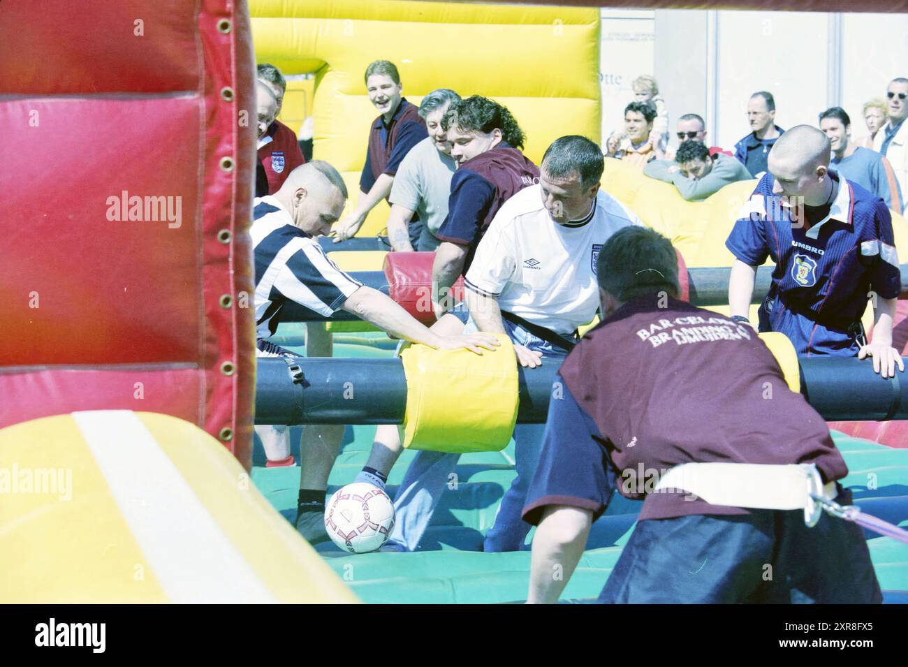 Uomini che giocano a calcio su cuscino d'aria, "calcio balilla", IJmuiden, Paesi Bassi, 29-04-2001, Whizgle Dutch News: immagini storiche su misura per il futuro. Esplora il passato dei Paesi Bassi con prospettive moderne attraverso le immagini delle agenzie olandesi. Colmare gli eventi di ieri con gli approfondimenti di domani. Intraprendi un viaggio senza tempo con storie che plasmano il nostro futuro. Foto Stock