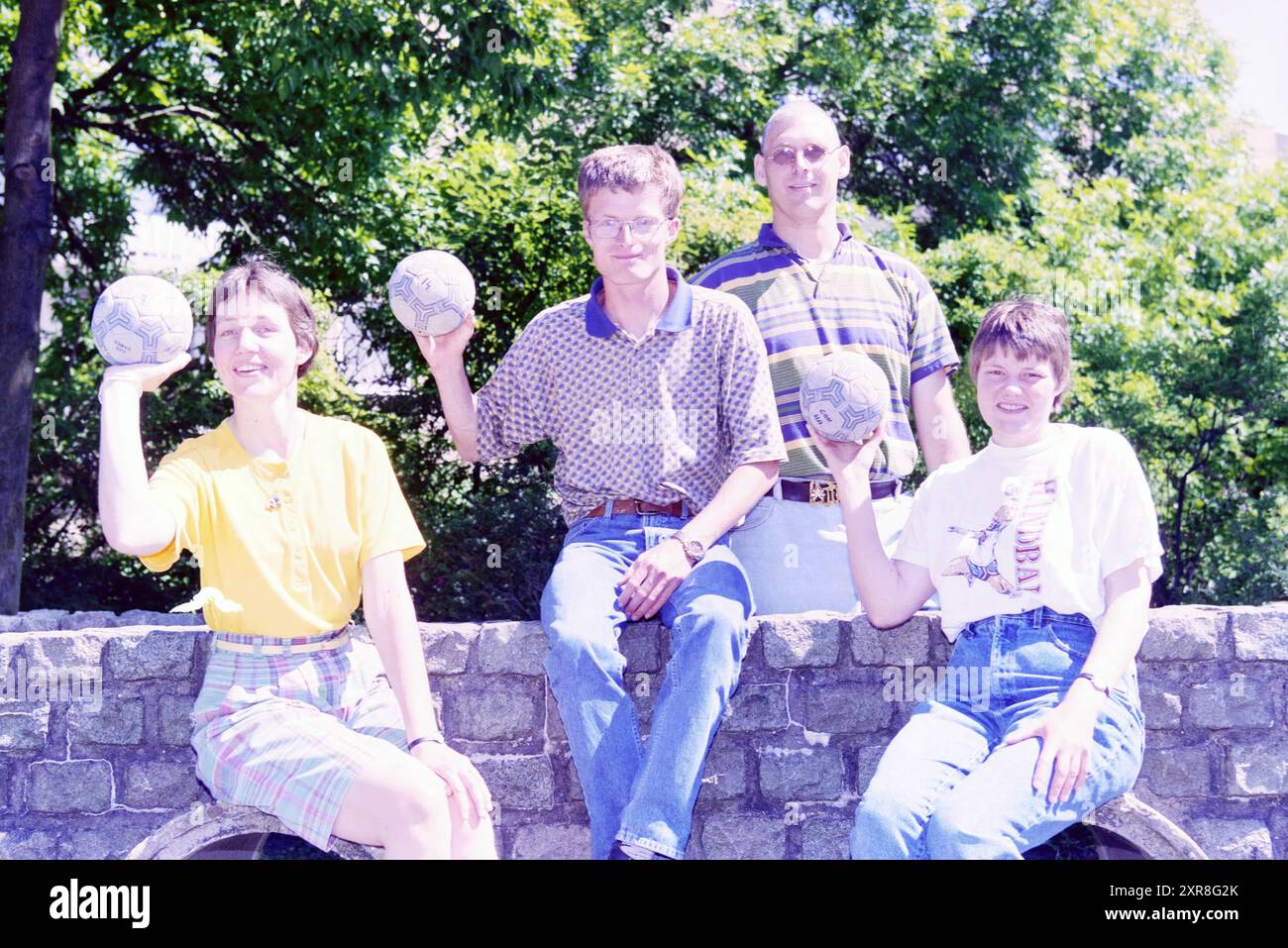René van Bakel con Annemiek, Robert ed Elsbeth. Elsbeth parteciperà ai Giochi estivi mondiali per le persone con disabilità intellettuali., Haarlem, Texelhof, Paesi Bassi, 18-06-1999, Whizgle Dutch News: immagini storiche su misura per il futuro. Esplora il passato dei Paesi Bassi con prospettive moderne attraverso le immagini delle agenzie olandesi. Colmare gli eventi di ieri con gli approfondimenti di domani. Intraprendi un viaggio senza tempo con storie che plasmano il nostro futuro. Foto Stock