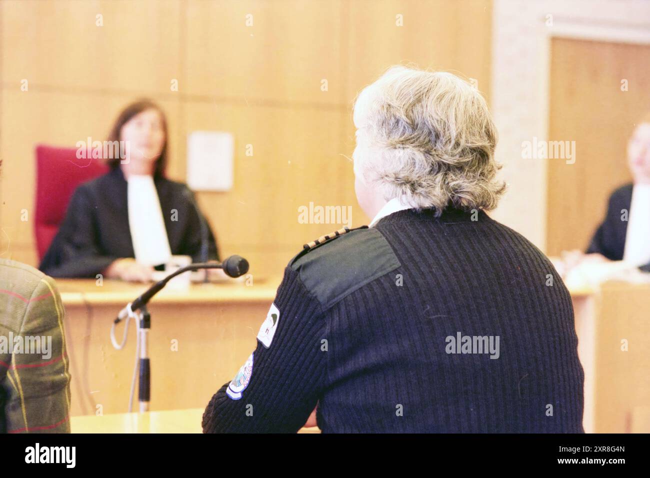 Sentenza del tribunale di Haarlem sulla richiesta di estradizione di Paul Watson da parte della Norvegia. Paul Watson è un attivista ambientalista e animale (Sea Shepherd Conservation Society) ed è stato condannato in contumacia dalla Norvegia per aver affondato navi baleniere., Haarlem, Paesi Bassi, 09-06-1997, Whizgle Dutch News: Immagini storiche su misura per il futuro. Esplora il passato dei Paesi Bassi con prospettive moderne attraverso le immagini delle agenzie olandesi. Colmare gli eventi di ieri con gli approfondimenti di domani. Intraprendi un viaggio senza tempo con storie che plasmano il nostro futuro. Foto Stock