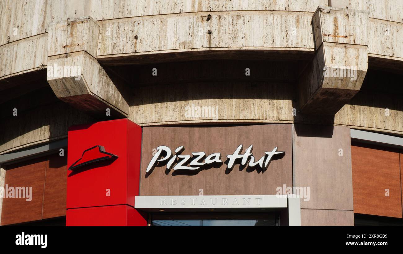 Bucarest, Romania - 24 maggio 2024: Logo Pizza Hut sopra l'ingresso del ristorante sul viale Regina Elisabeta Foto Stock