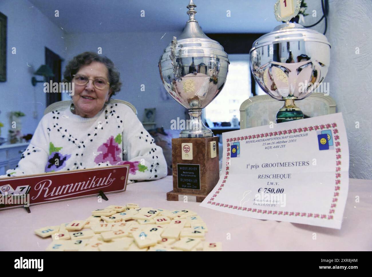 BEP van Baren, con il premio Dutch Rummikub Championship, Haarlem, Paesi Bassi, 26-10-2003, Whizgle Dutch News: Immagini storiche su misura per il futuro. Esplora il passato dei Paesi Bassi con prospettive moderne attraverso le immagini delle agenzie olandesi. Colmare gli eventi di ieri con gli approfondimenti di domani. Intraprendi un viaggio senza tempo con storie che plasmano il nostro futuro. Foto Stock