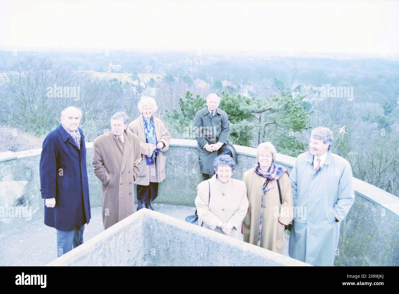 Sette sindaci della regione all'estrema sinistra, il sindaco Jaap Pop di Haarlem, 2° da sinistra, il sindaco Jan van Houwelingen di Haarlemmermeer, 10-03-1996, Whizgle Dutch News: Immagini storiche su misura per il futuro. Esplora il passato dei Paesi Bassi con prospettive moderne attraverso le immagini delle agenzie olandesi. Colmare gli eventi di ieri con gli approfondimenti di domani. Intraprendi un viaggio senza tempo con storie che plasmano il nostro futuro. Foto Stock