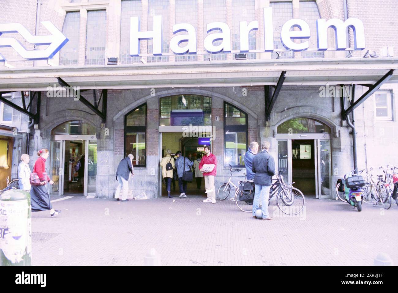 Edizione speciale della stazione di Haarlem, Haarlem, Nederland, 11-09-2001, Whizgle Dutch News: Immagini storiche su misura per il futuro. Esplora il passato dei Paesi Bassi con prospettive moderne attraverso le immagini delle agenzie olandesi. Colmare gli eventi di ieri con gli approfondimenti di domani. Intraprendi un viaggio senza tempo con storie che plasmano il nostro futuro. Foto Stock